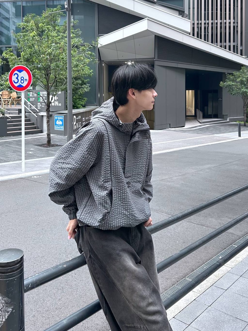 グレー系のブルゾン、ブラック系のデニムパンツを着用したメンズの秋コーディネートの3枚目の写真
