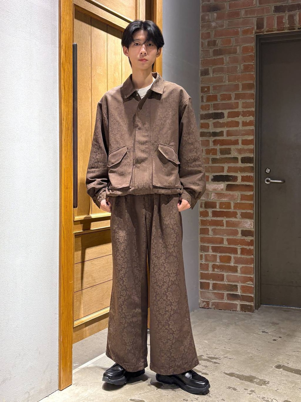 ホワイト系のスウェット、ブラック系のローファー、イエロー系のスラックスを着用したメンズの冬コーディネートの7枚目の写真