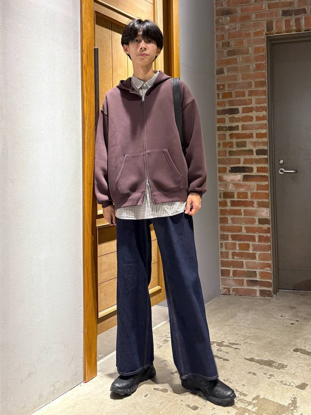 ブルー系のデニムパンツ、その他のショルダーバッグ、ブラウン系のシャツ/ブラウスを着用したメンズの秋コーディネートの6枚目の写真