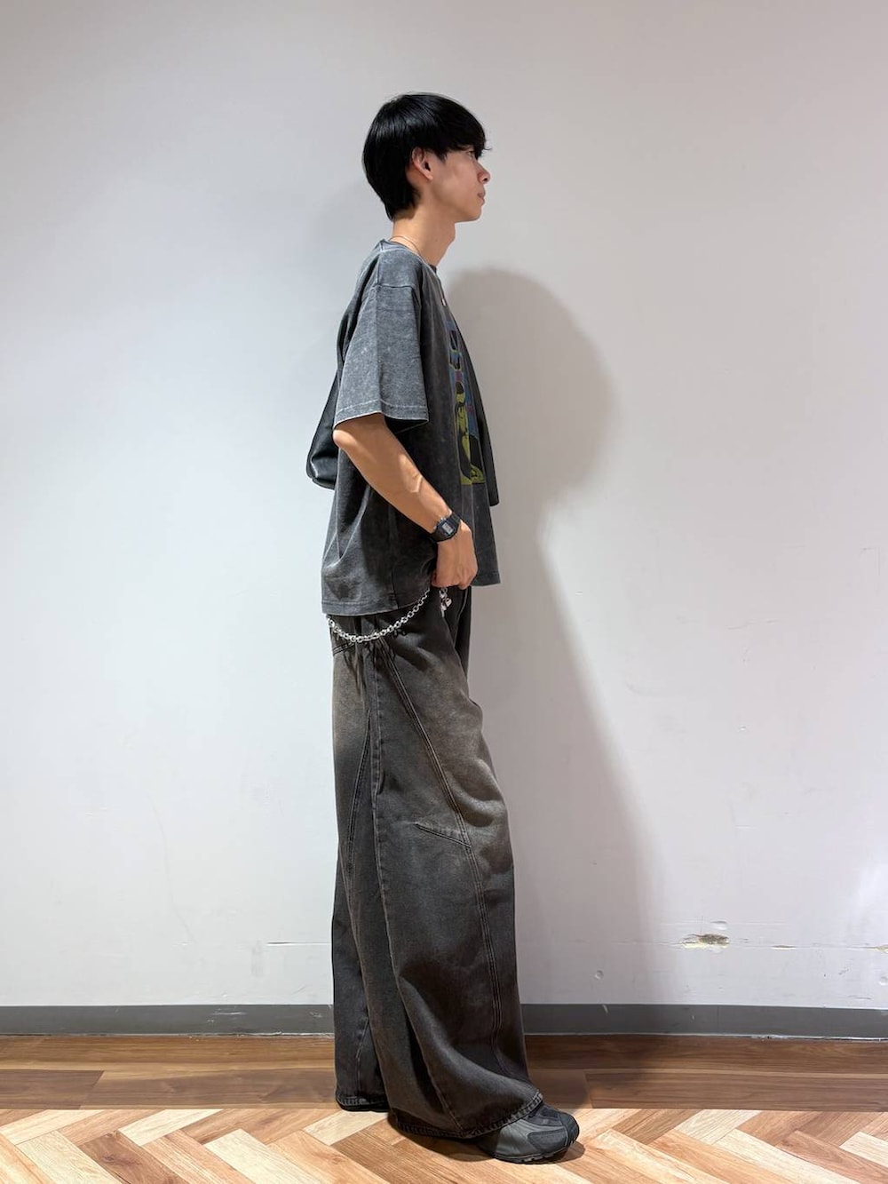 グレー系のTシャツ/カットソー、ブラック系のトートバッグ、ブラック系のデニムパンツを着用したメンズの夏コーディネートの4枚目の写真