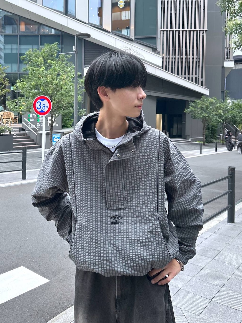 グレー系のブルゾン、ブラック系のデニムパンツを着用したメンズの秋コーディネートの2枚目の写真