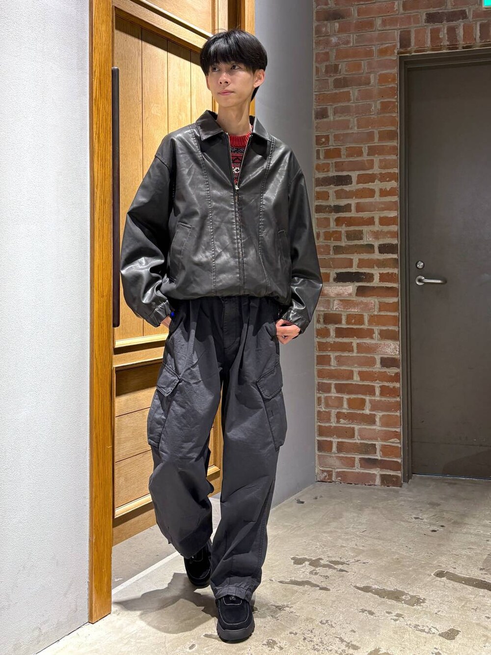 ブラック系のブルゾン、ブラック系のカーゴパンツ、ブラック系のスニーカーを着用したメンズの秋コーディネートの5枚目の写真