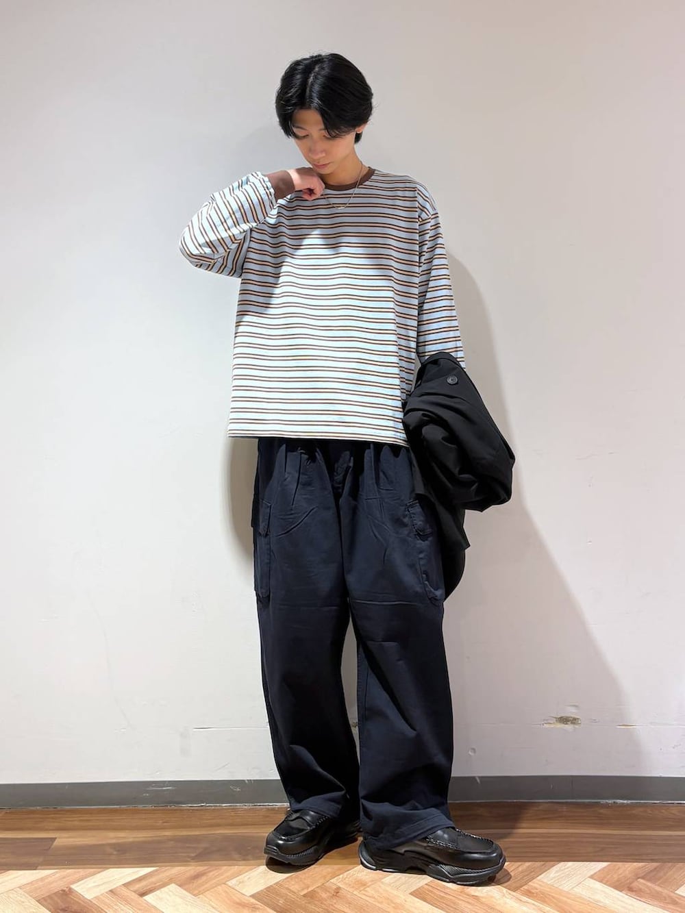 ブラック系のテーラードジャケット、ブラック系のローファー、ブルー系のTシャツ/カットソーを着用したメンズの春コーディネートの6枚目の写真