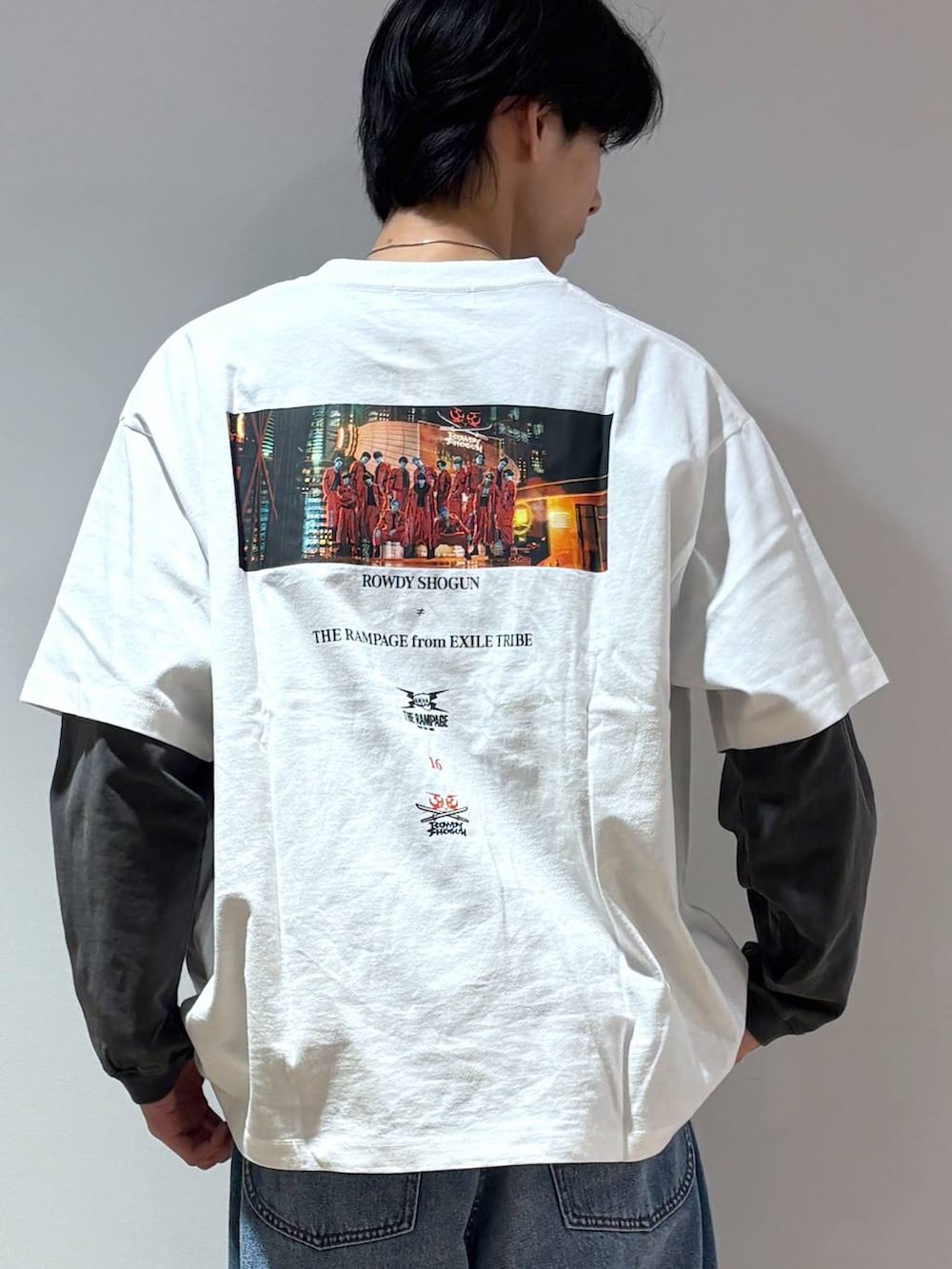 ブルー系のデニムパンツ、その他のスウェット、ホワイト系のTシャツ/カットソーを着用したメンズの春コーディネートの2枚目の写真