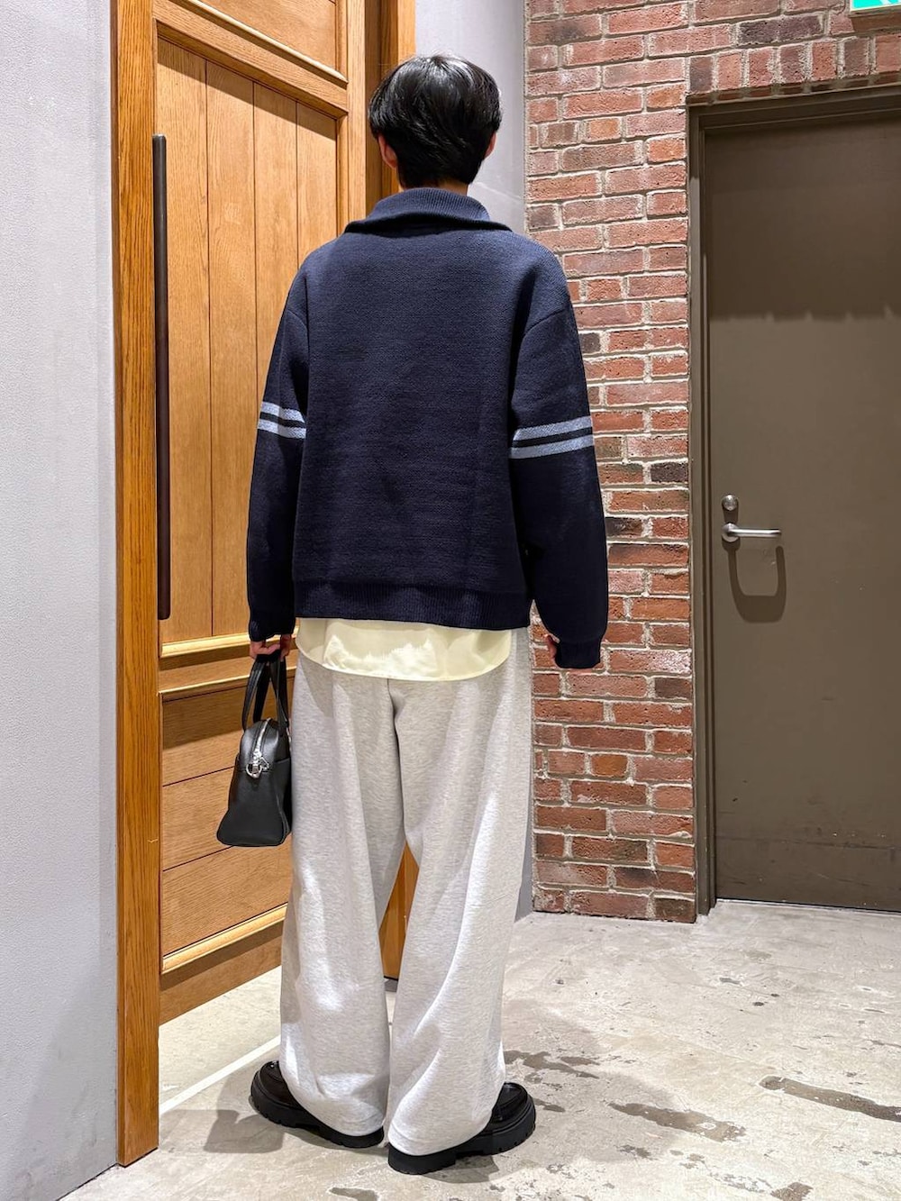 ブラック系のドレスシューズ、グレー系のスウェットパンツ、イエロー系のシャツ/ブラウスを着用したメンズの冬コーディネートの4枚目の写真