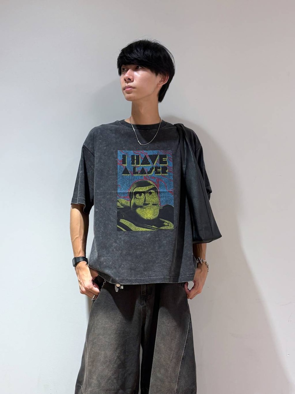 グレー系のTシャツ/カットソー、ブラック系のトートバッグ、ブラック系のデニムパンツを着用したメンズの夏コーディネートの2枚目の写真