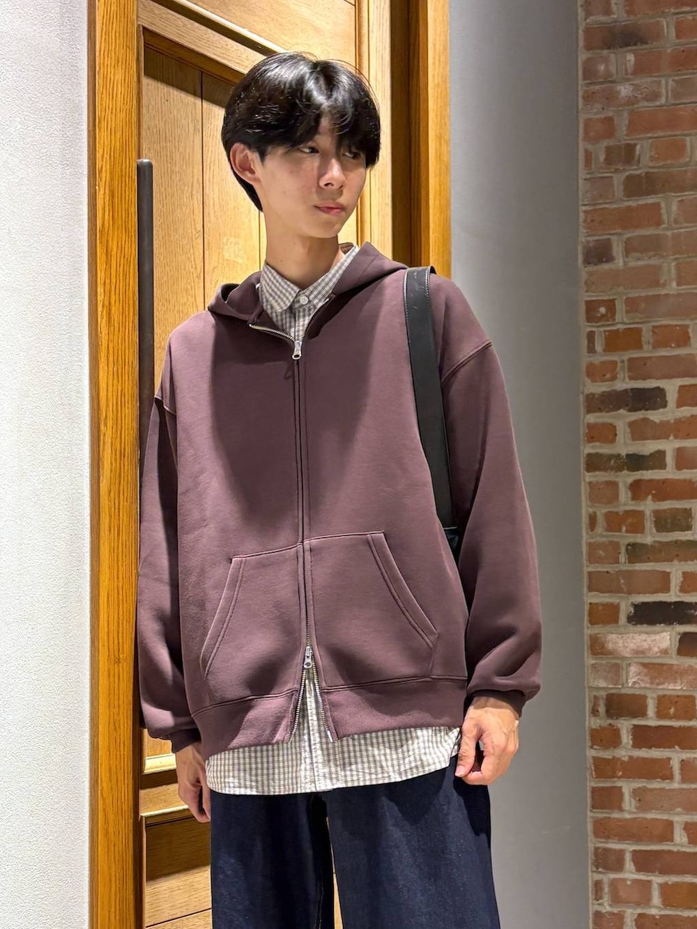 ブルー系のデニムパンツ、その他のショルダーバッグ、ブラウン系のシャツ/ブラウスを着用したメンズの秋コーディネートの2枚目の写真