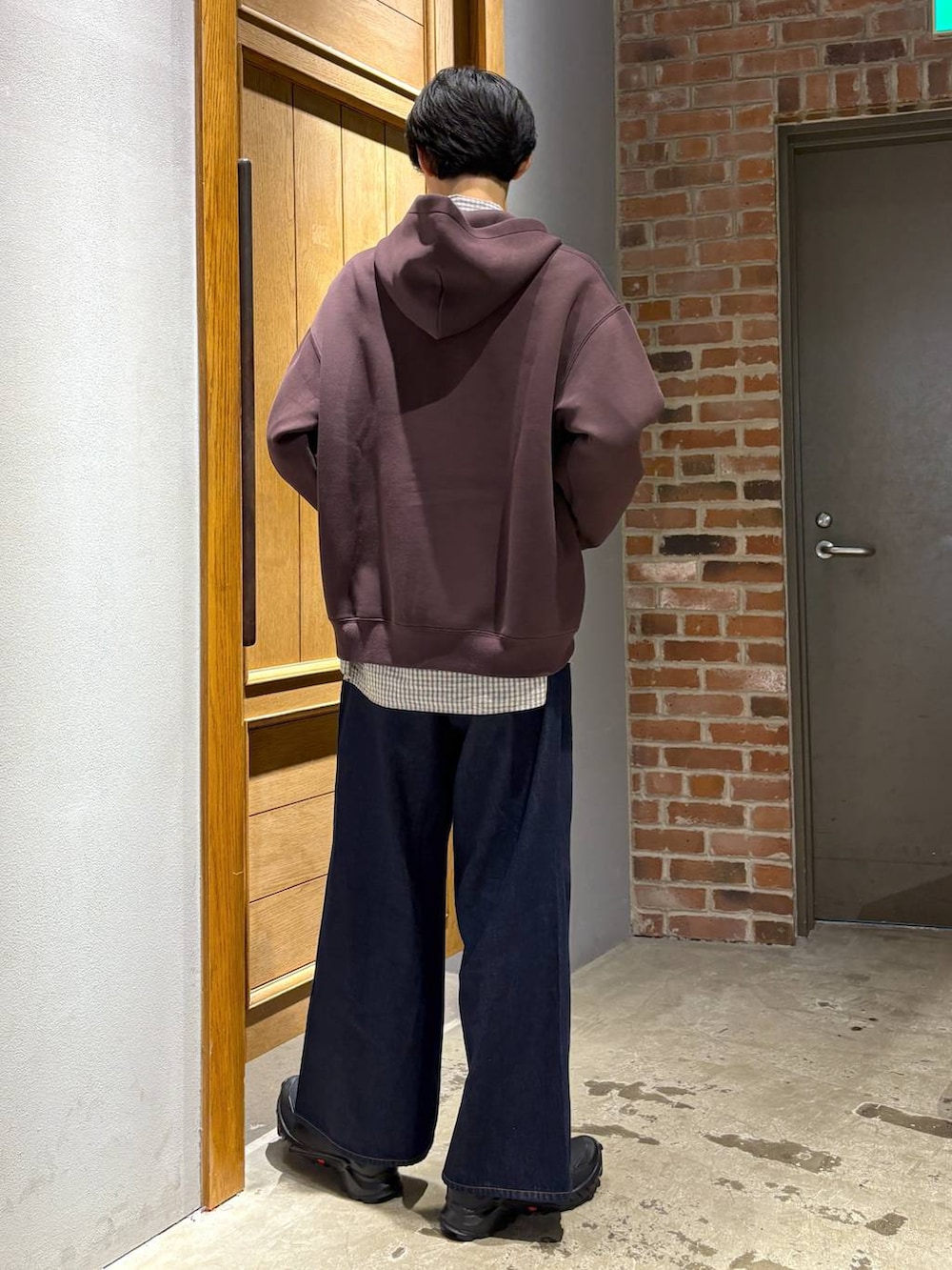 ブルー系のデニムパンツ、その他のショルダーバッグ、ブラウン系のシャツ/ブラウスを着用したメンズの秋コーディネートの5枚目の写真