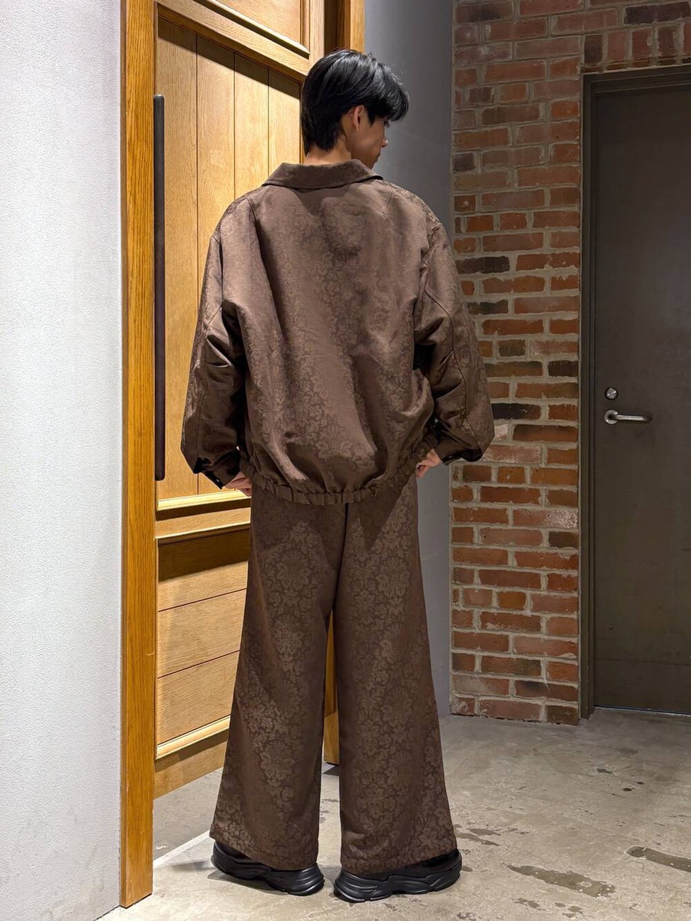 ホワイト系のスウェット、ブラック系のローファー、イエロー系のスラックスを着用したメンズの冬コーディネートの6枚目の写真