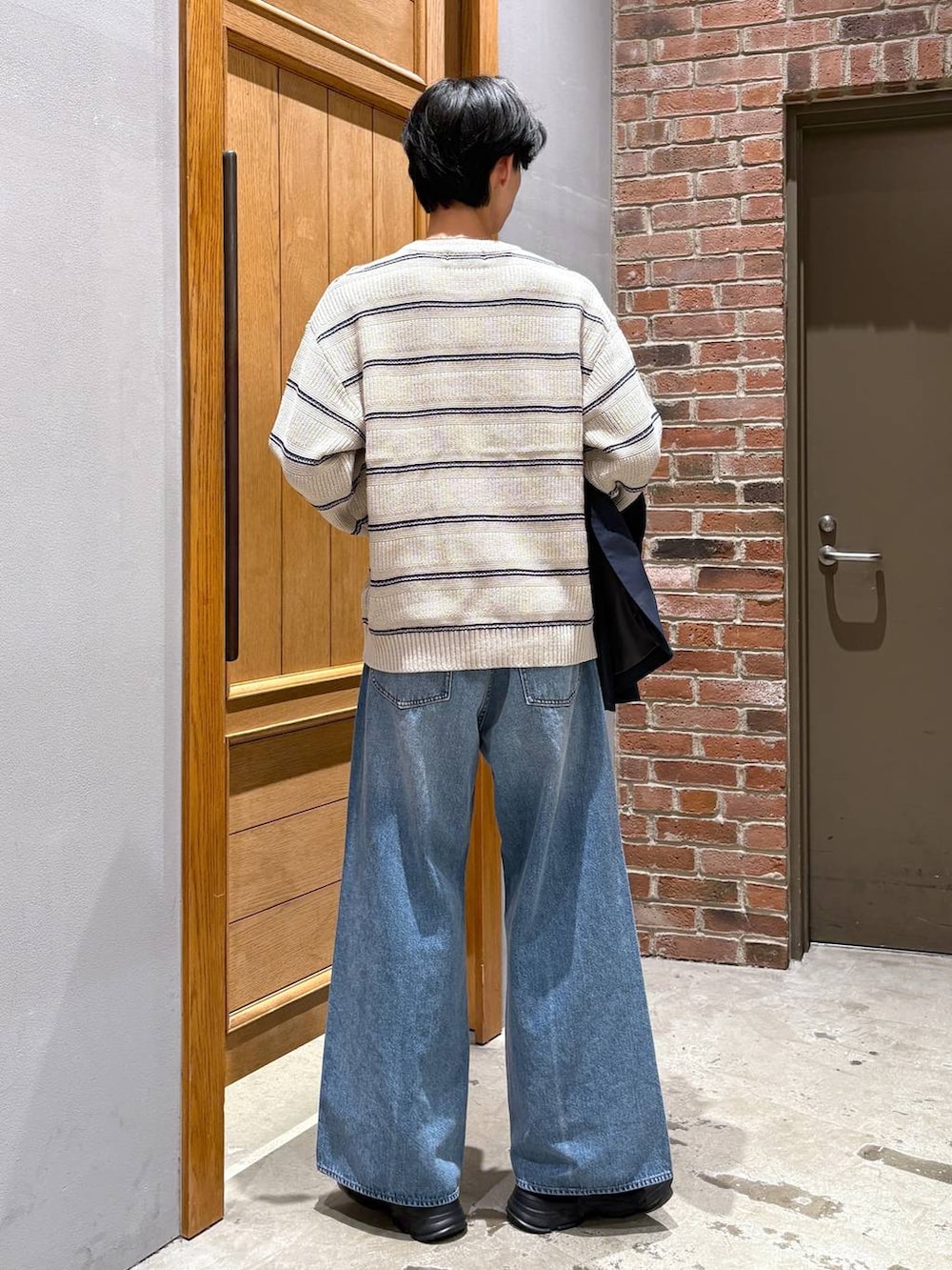 ブルー系のデニムパンツ、ブラック系のローファー、ブルー系のテーラードジャケットを着用したメンズの冬コーディネートの7枚目の写真