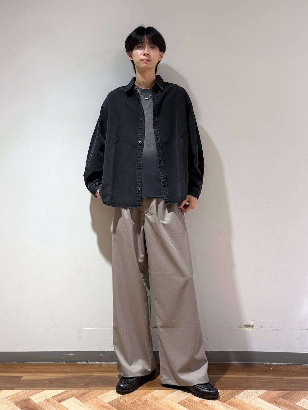 イエロー系のスラックス、ブラック系のシャツ/ブラウスを着用したメンズの春コーディネートの3枚目の写真