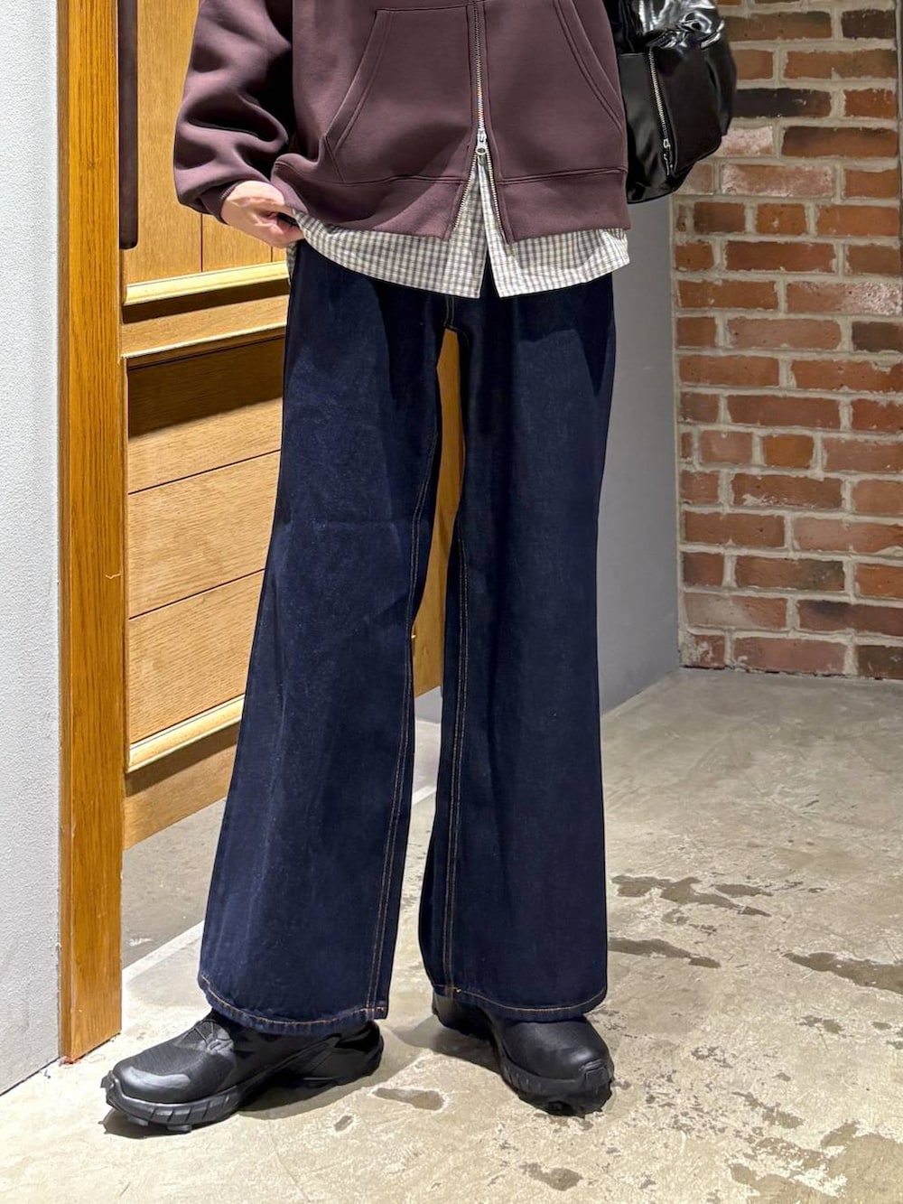 ブルー系のデニムパンツ、その他のショルダーバッグ、ブラウン系のシャツ/ブラウスを着用したメンズの秋コーディネートの3枚目の写真