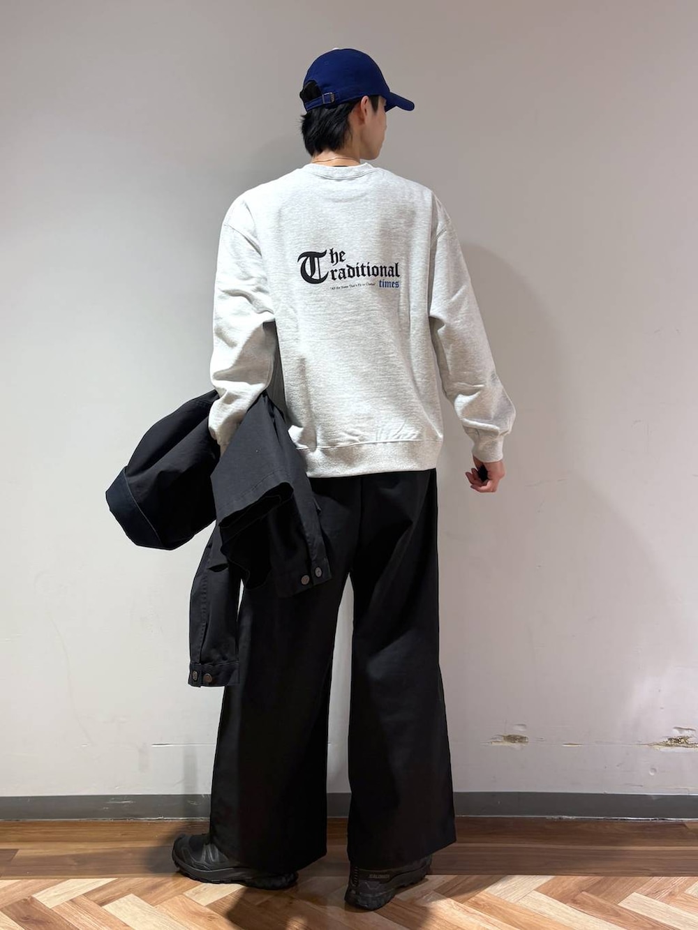 ブラック系のスニーカー、グレー系のスウェット、ブラック系のスラックスを着用したメンズの春コーディネートの8枚目の写真