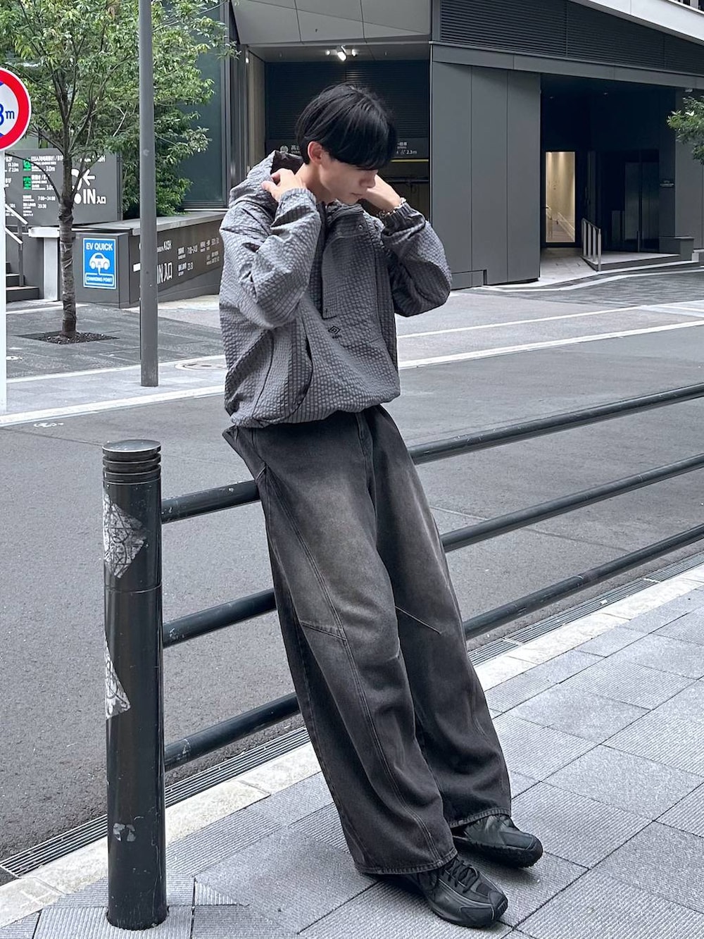 グレー系のブルゾン、ブラック系のデニムパンツを着用したメンズの秋コーディネートの4枚目の写真
