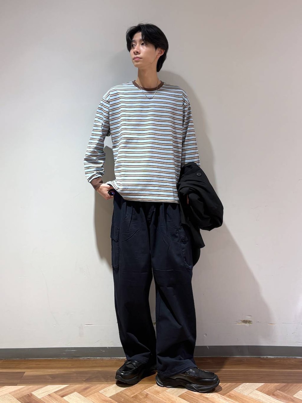 ブラック系のテーラードジャケット、ブラック系のローファー、ブルー系のTシャツ/カットソーを着用したメンズの春コーディネートの7枚目の写真