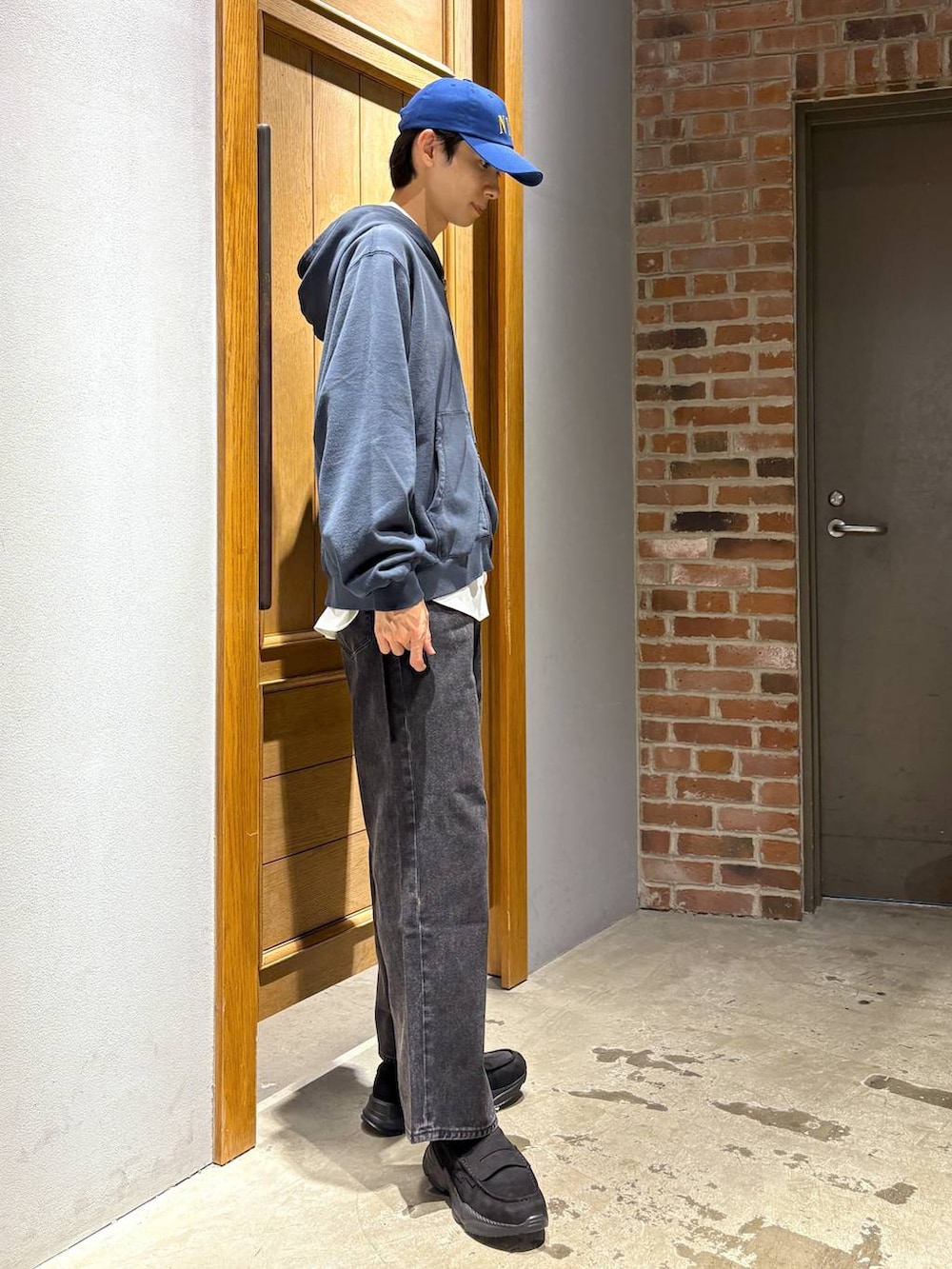 ホワイト系のシャツ/ブラウス、ブラック系のデニムパンツ、ブラック系のローファーを着用したメンズの秋コーディネートの4枚目の写真
