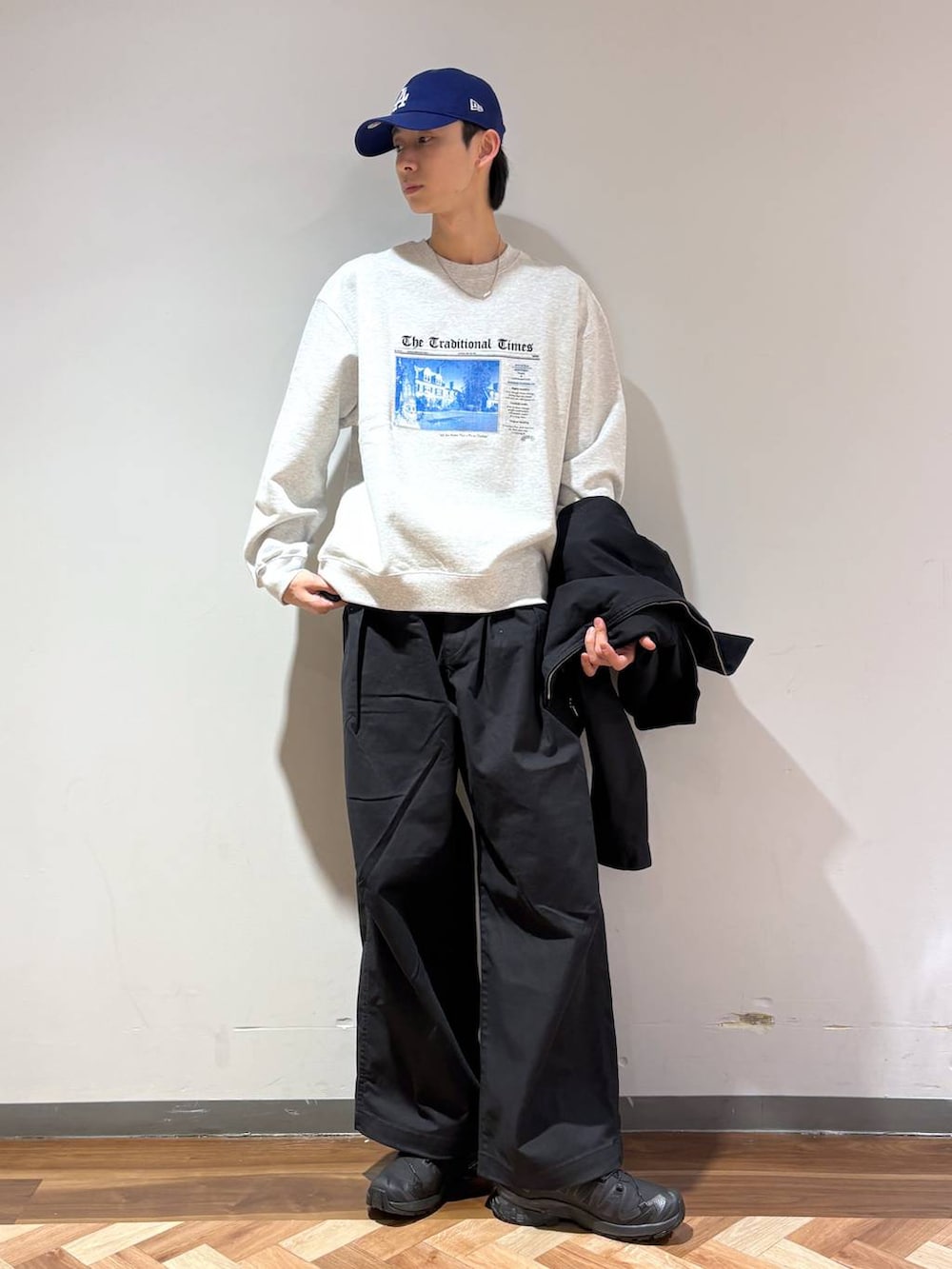 ブラック系のスニーカー、グレー系のスウェット、ブラック系のスラックスを着用したメンズの春コーディネートの7枚目の写真