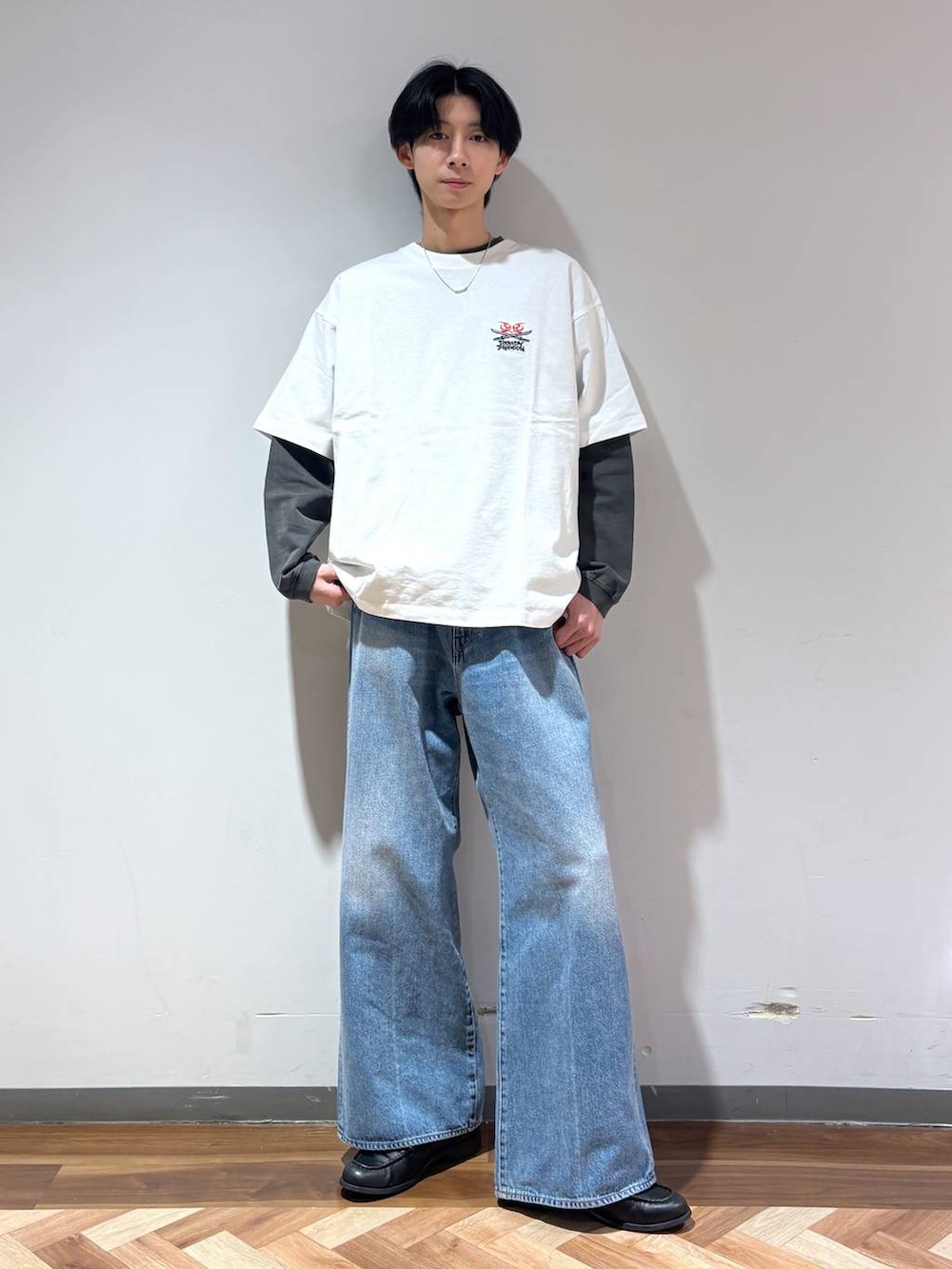 ブルー系のデニムパンツ、その他のスウェット、ホワイト系のTシャツ/カットソーを着用したメンズの春コーディネートの4枚目の写真