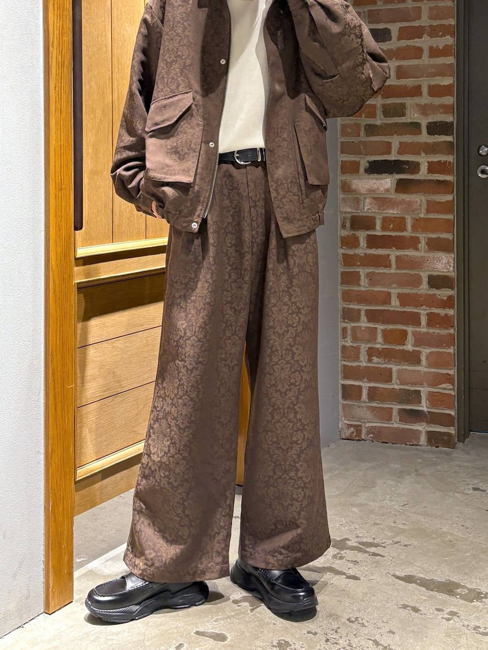 ホワイト系のスウェット、ブラック系のローファー、イエロー系のスラックスを着用したメンズの冬コーディネートの4枚目の写真