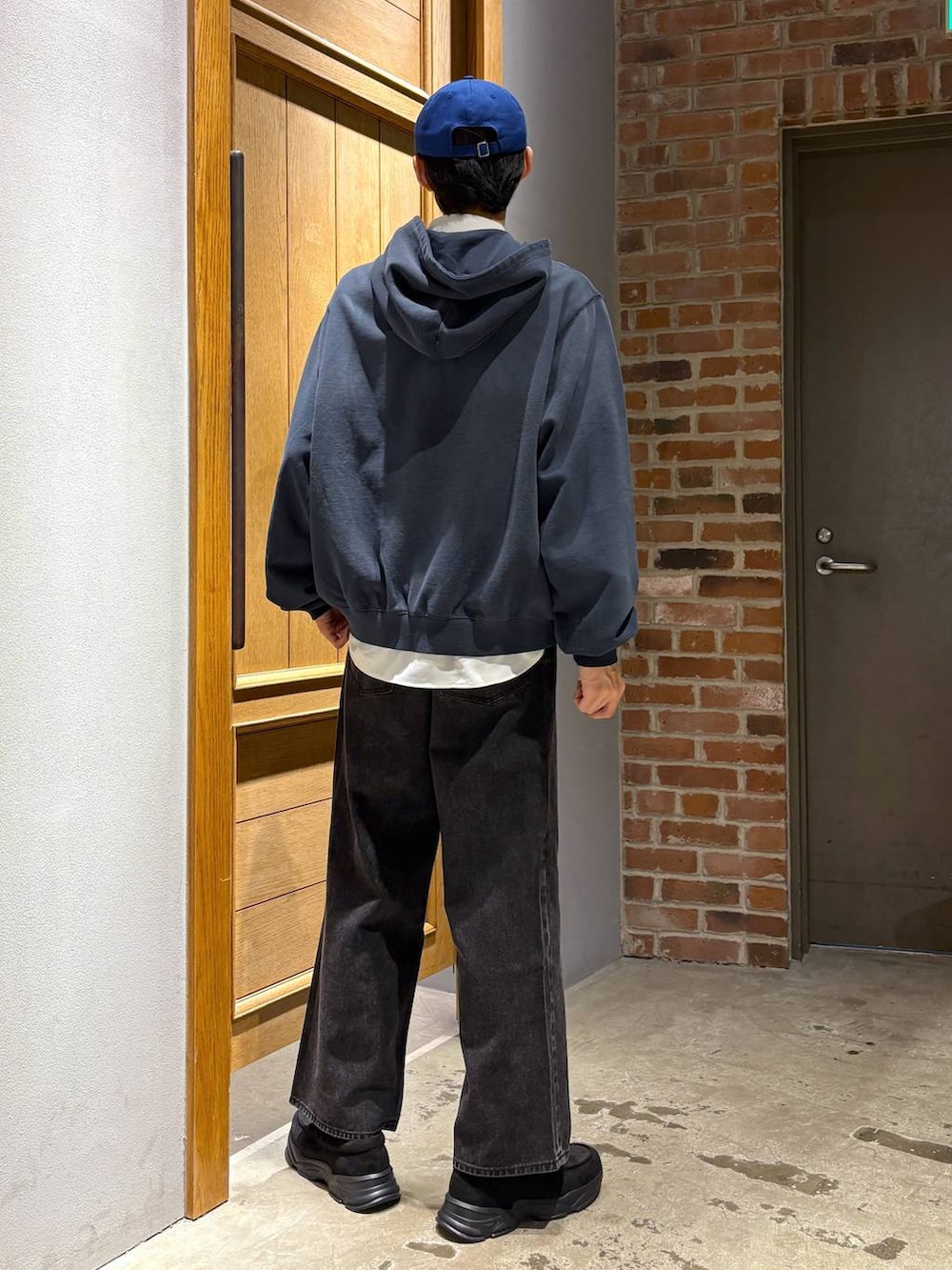 ホワイト系のシャツ/ブラウス、ブラック系のデニムパンツ、ブラック系のローファーを着用したメンズの秋コーディネートの5枚目の写真