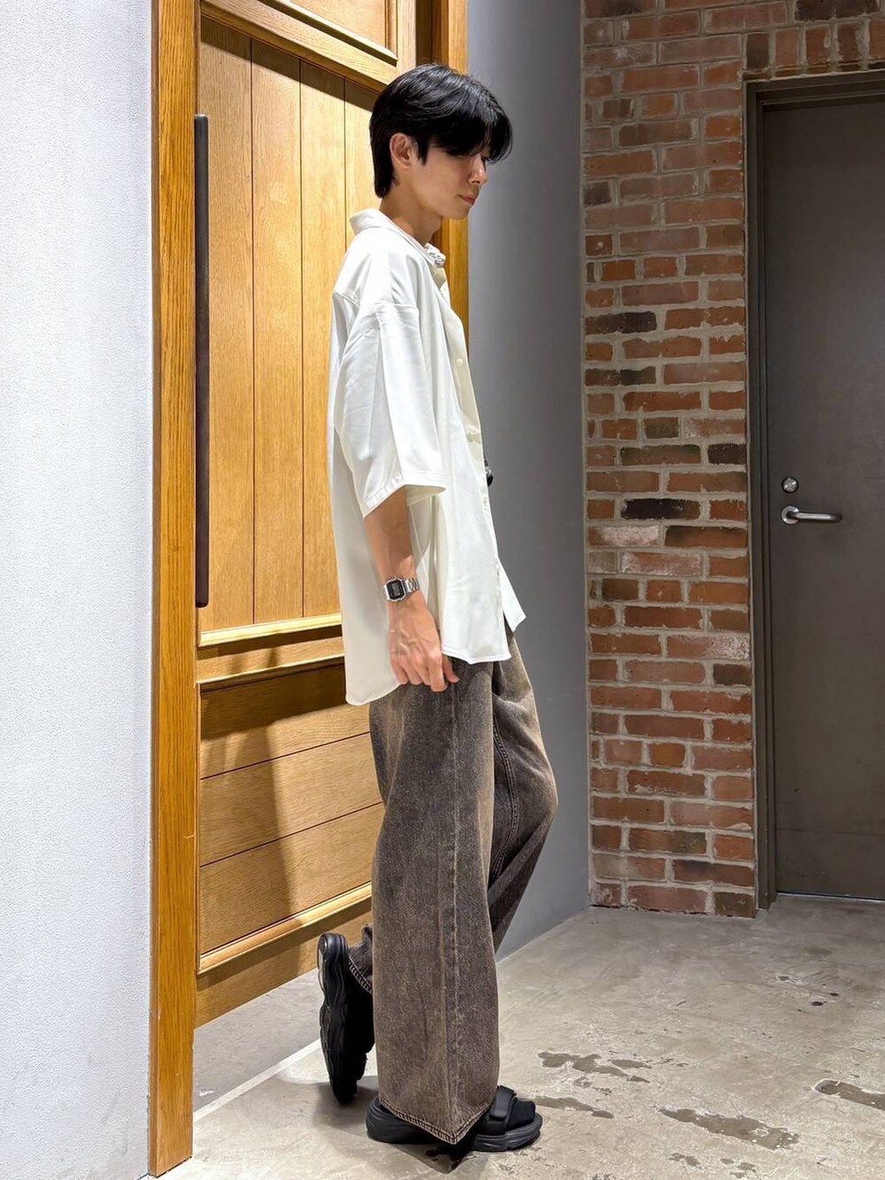 ホワイト系のシャツ/ブラウス、グレー系のデニムパンツ、その他のTシャツ/カットソーを着用したメンズの夏コーディネートの2枚目の写真