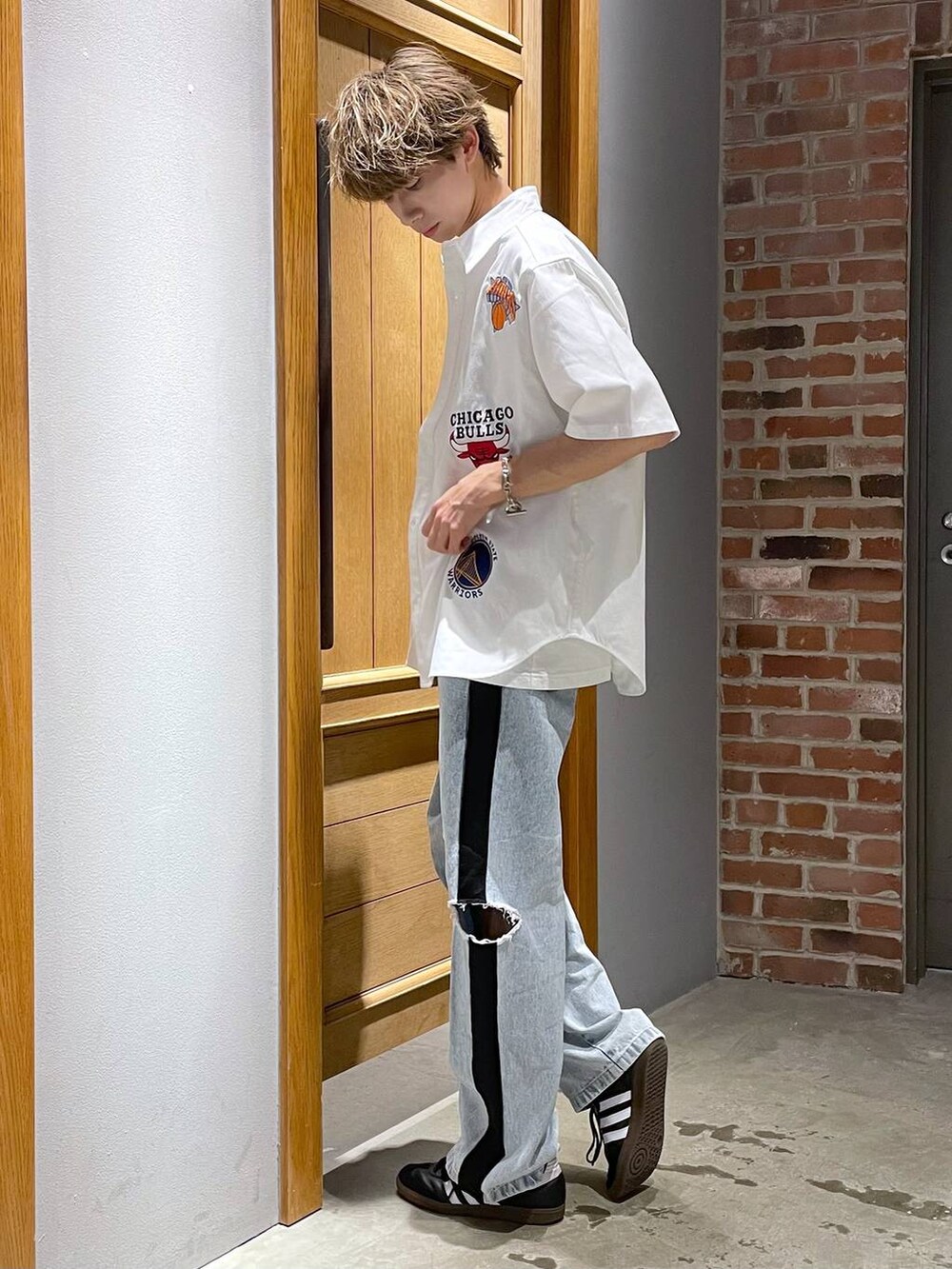 ホワイト系のシャツ/ブラウス、ブルー系のデニムパンツを着用したメンズの春コーディネートの2枚目の写真