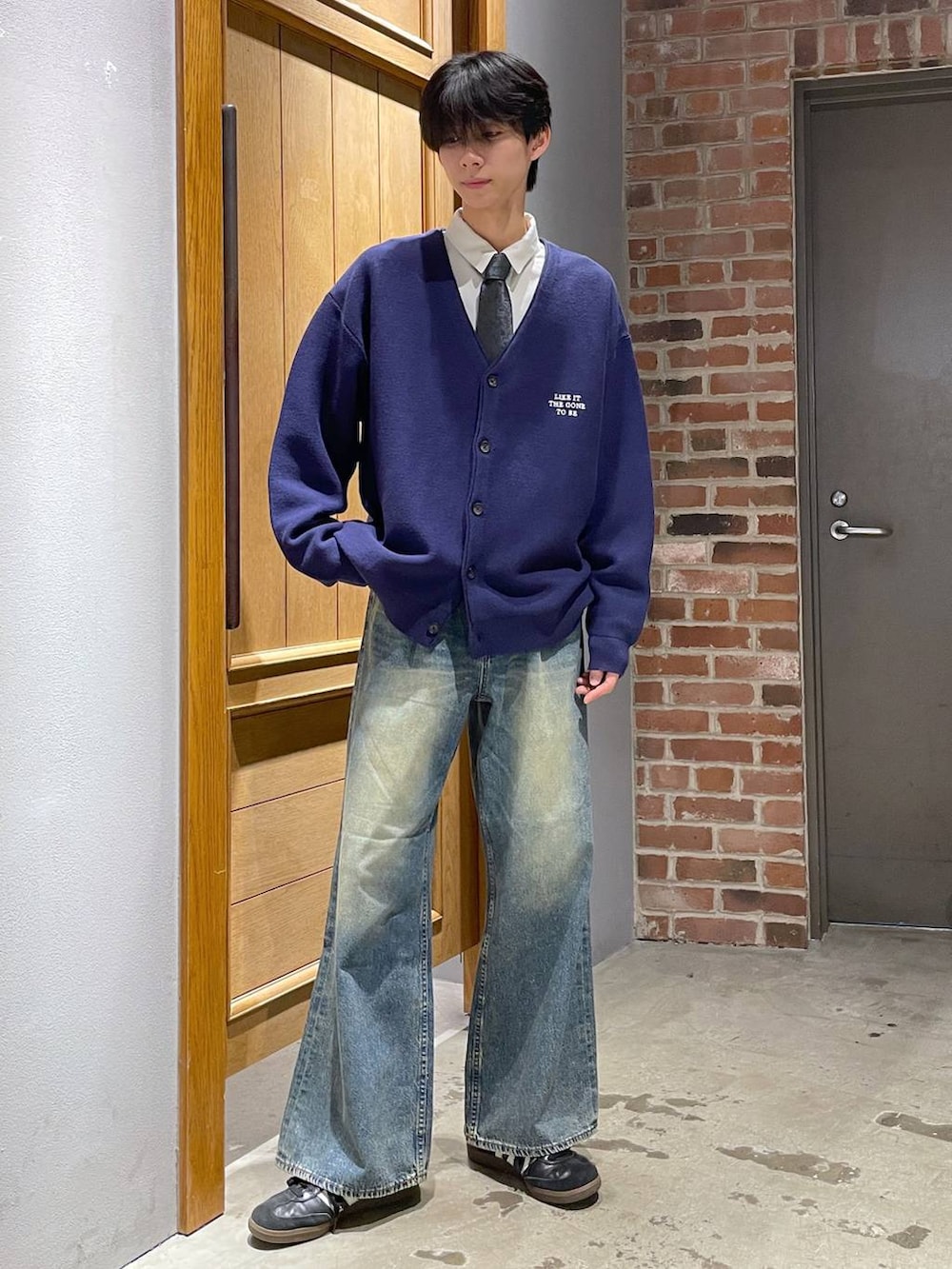 ホワイト系のシャツ/ブラウス、ブルー系のデニムパンツ、ブルー系のカーディガン/ボレロを着用したメンズの春コーディネートの2枚目の写真