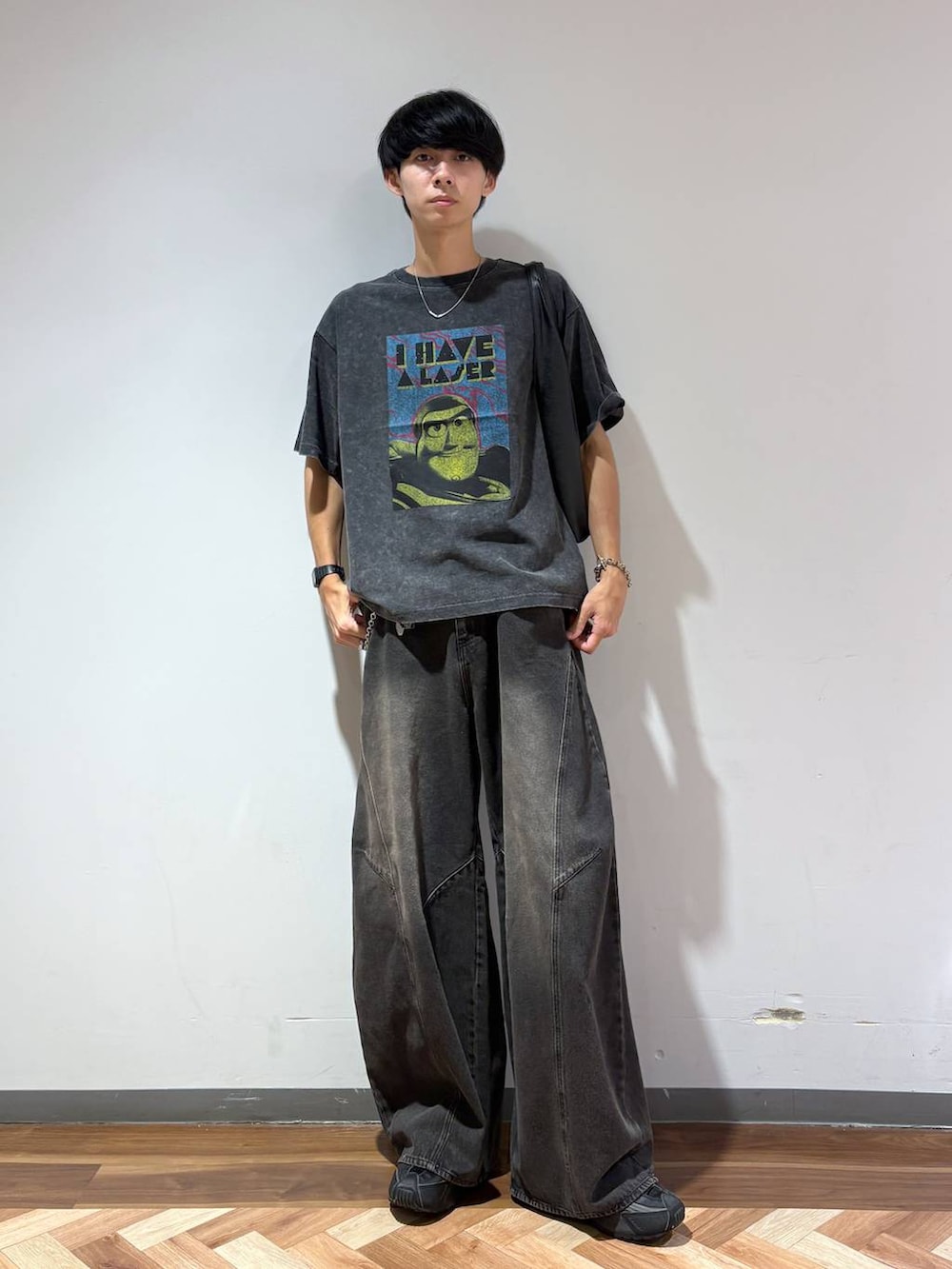 グレー系のTシャツ/カットソー、ブラック系のトートバッグ、ブラック系のデニムパンツを着用したメンズの夏コーディネートの3枚目の写真