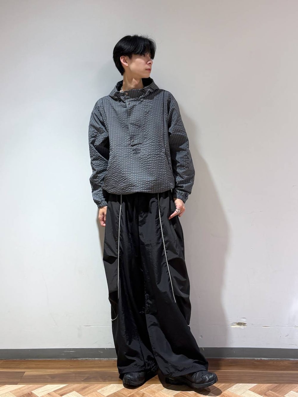 グレー系のブルゾン、ブラック系のその他パンツ、ブラック系のスニーカーを着用したメンズの秋コーディネートの3枚目の写真