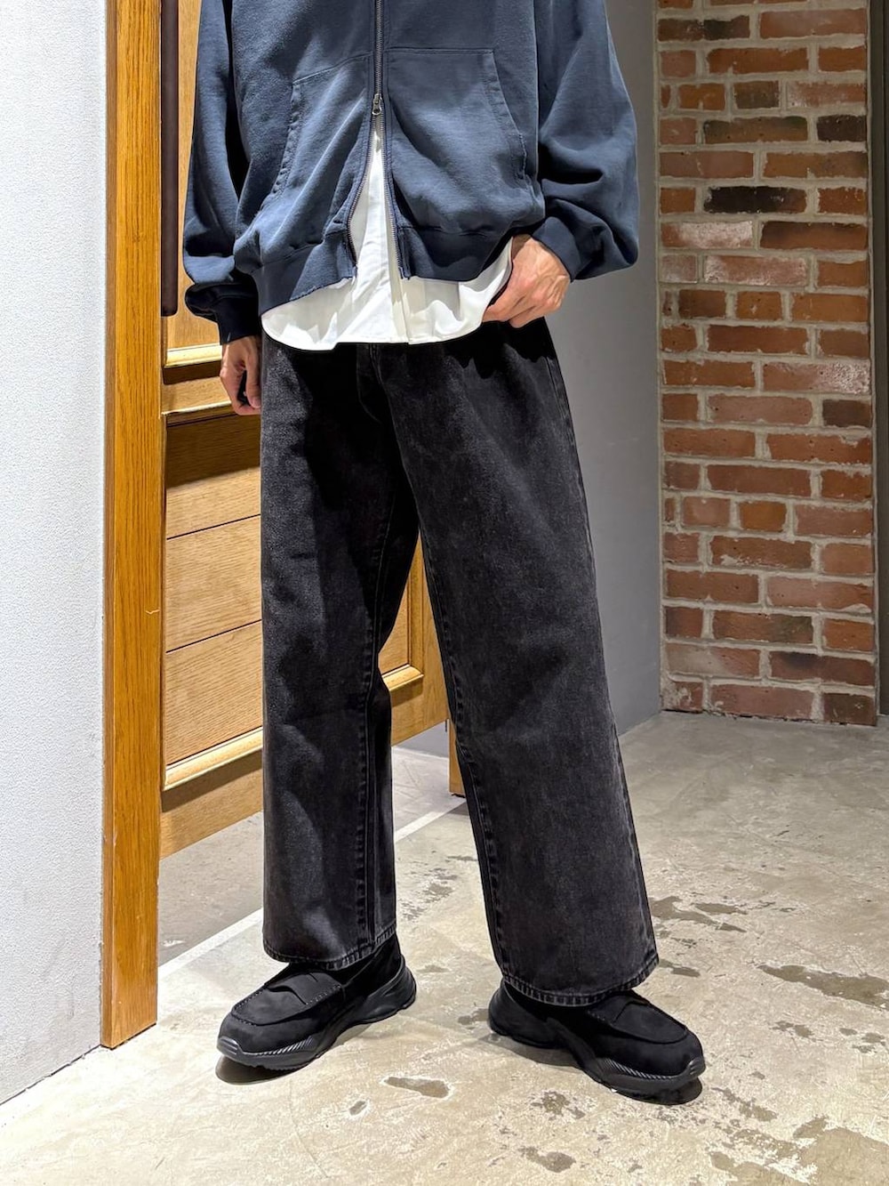 ホワイト系のシャツ/ブラウス、ブラック系のデニムパンツ、ブラック系のローファーを着用したメンズの秋コーディネートの3枚目の写真