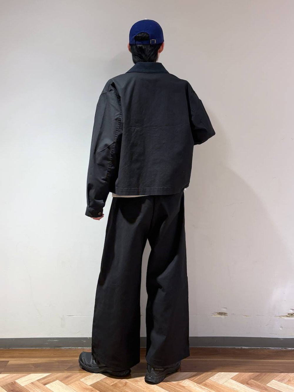 ブラック系のスニーカー、グレー系のスウェット、ブラック系のスラックスを着用したメンズの春コーディネートの6枚目の写真