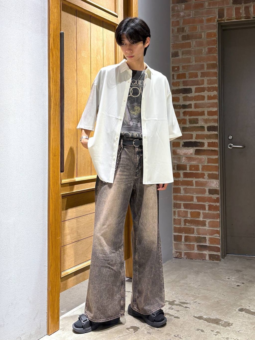 ホワイト系のシャツ/ブラウス、グレー系のデニムパンツ、その他のTシャツ/カットソーを着用したメンズの夏コーディネートの4枚目の写真