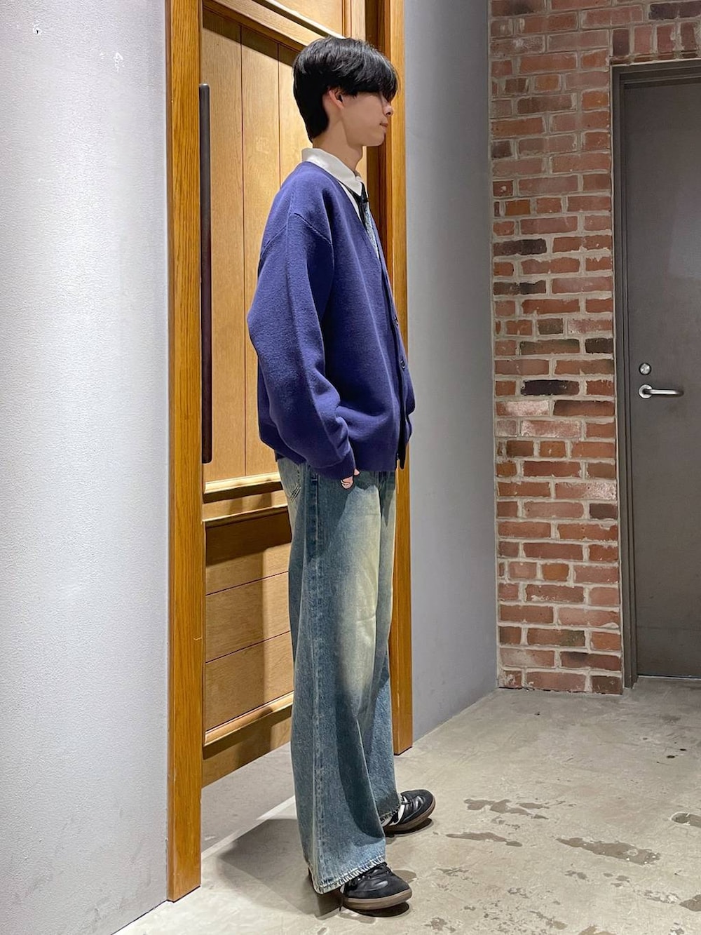 ホワイト系のシャツ/ブラウス、ブルー系のデニムパンツ、ブルー系のカーディガン/ボレロを着用したメンズの春コーディネートの3枚目の写真