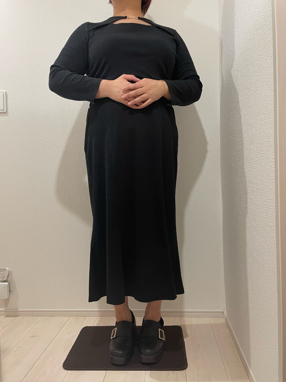 ブラック系のバックパック/リュック、ブラック系のローファー、ブラック系のスカートを着用したレディースの秋コーディネートの2枚目の写真