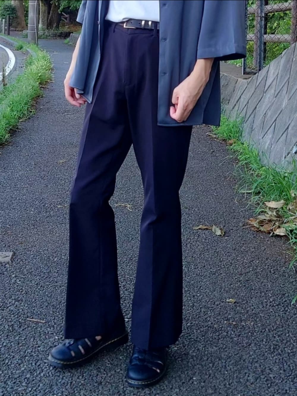 グレー系のシャツ/ブラウス、ホワイト系のTシャツ/カットソー、ブラック系のスラックスを着用したメンズの夏コーディネートの3枚目の写真