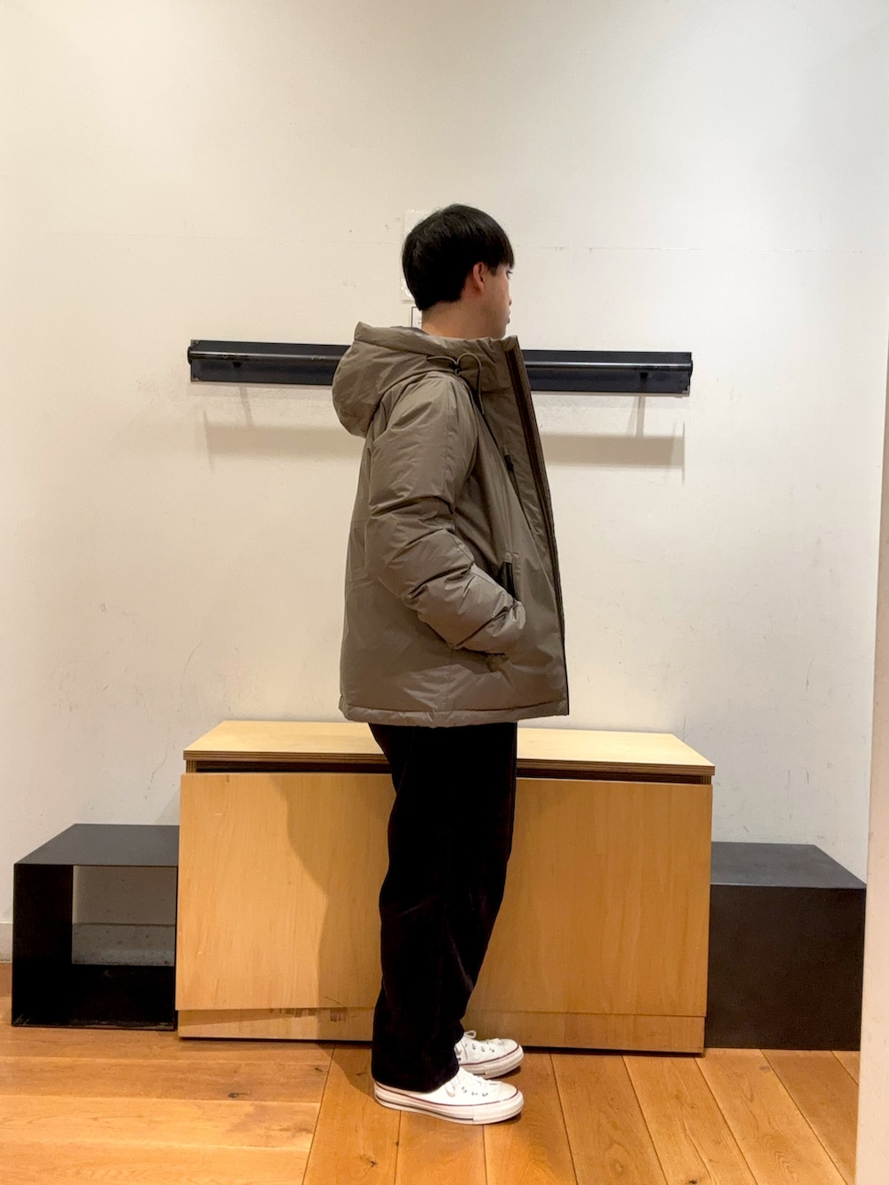 「秋から冬へスイッチコーデ、最旬アウターコーデ、ベーシックアイテムで作る最旬コーデ、ベーシックアイテムで作る最旬アウターコーデ、ベーシックアイテム、秋冬コーデ、冬コーデ、秋冬、スニーカー、カジュアル、カジュアルコーデ、コーデュロイ、コーデュロイパンツ、ダウンジャケット、ダウン」｜「NANGAの『別注』NANGA×DOORS　AURORA TEX DOWN PARKA（ダウンジャケット/コート、ブラウン系）」を使った、りくとさん（メンズ・170cm）の秋コーディネートの2枚目の写真