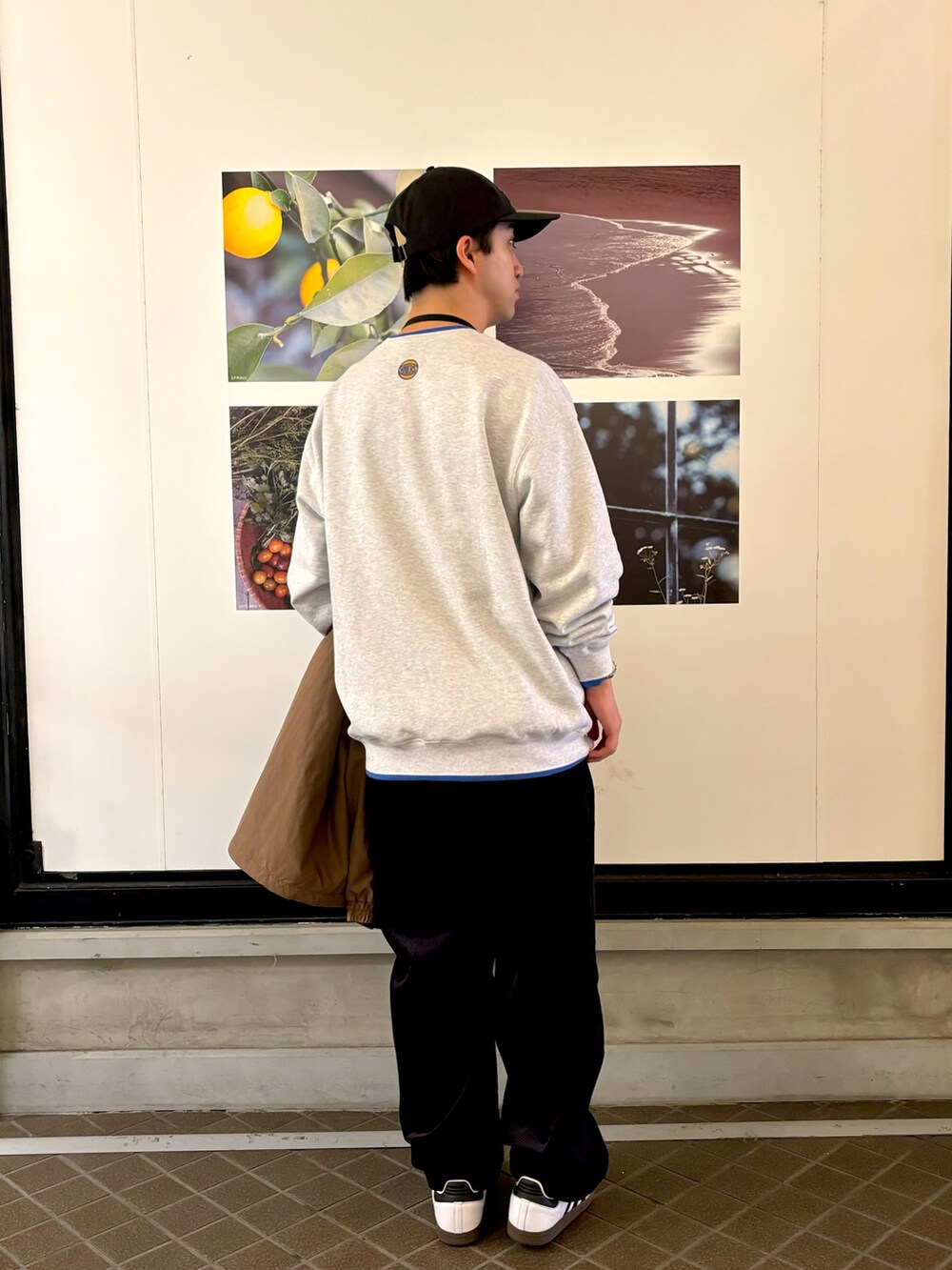 「秋コーデ、秋のコーデ、秋冬コーデ、秋服、秋服準備はじめました、スウェット、コーデュロイ、コーデュロイパンツ、NBA、キャップ、キャップコーデ、ダウンジャケット、アウター、ダウン、ダウンコーデ」｜「URBAN RESEARCH DOORSの『別注』NBA×DOORS　プリントスウェット（スウェット、ブルー系）」を使った、りくとさん（メンズ・170cm）の秋コーディネートの4枚目の写真