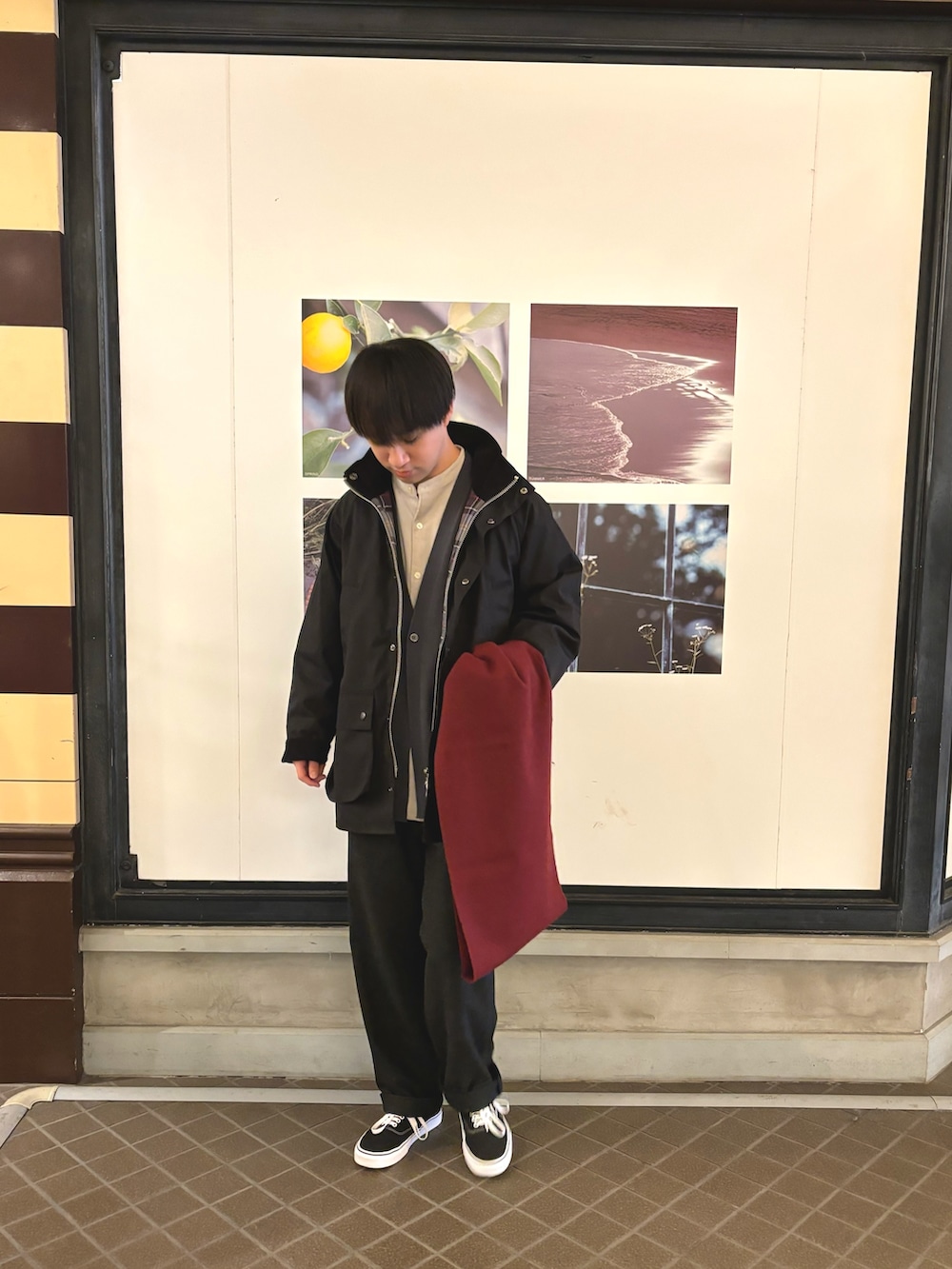 「ホリデーデートコーデ、秋冬コーデ、冬アウター、冬コーデ、ニット、カーディガン、カジュアル、カジュアルコーデ、マフラー、カシミヤ、ウール」｜「URBAN RESEARCH DOORSのカシミヤブレンド マフラー（マフラー、レッド系）」を使った、りくとさん（メンズ・170cm）の冬コーディネートの2枚目の写真