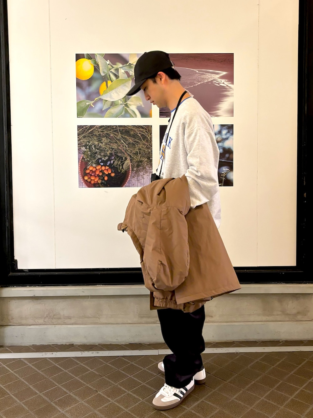 「秋コーデ、秋のコーデ、秋冬コーデ、秋服、秋服準備はじめました、スウェット、コーデュロイ、コーデュロイパンツ、NBA、キャップ、キャップコーデ、ダウンジャケット、アウター、ダウン、ダウンコーデ」｜「URBAN RESEARCH DOORSの『別注』NBA×DOORS　プリントスウェット（スウェット、ブルー系）」を使った、りくとさん（メンズ・170cm）の秋コーディネートの3枚目の写真
