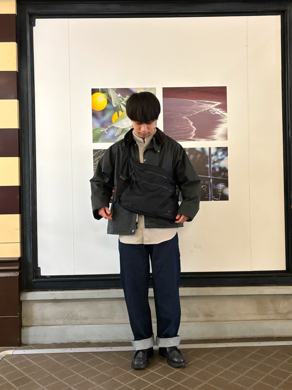 「秋コーデ、秋のコーデ、秋冬コーデ、秋服、秋服準備はじめました、冬コーデ、冬アウター、アウター、バブアー、オイルドジャケット、デニムパンツ、クレマン、スノーピーク、DOORS」｜「Snow Peakの『別注』Snow Peak Apparel×DOORS　Everyday Use Shoulder（ショルダーバッグ、ブラック系）」を使った、りくとさん（メンズ・170cm）の秋コーディネートの2枚目の写真