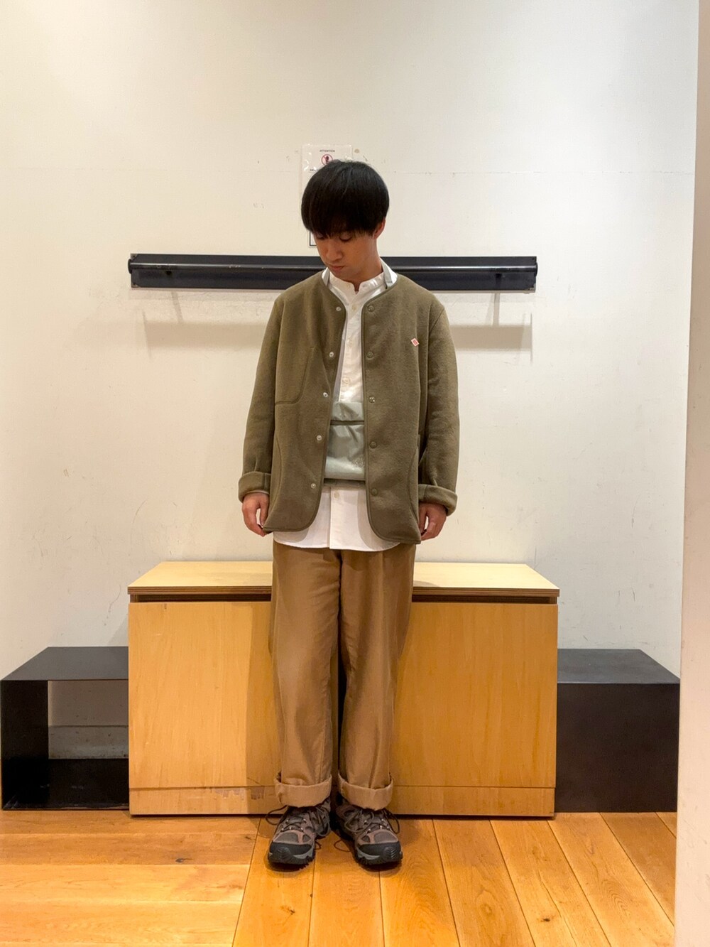 「秋冬コーデ、秋冬、冬コーデ、冬アウター、アウター、フリース、白シャツ、シャツスタイル、シャツ、チノパン、トレッキングシューズ、バッグ」｜「URBAN RESEARCH DOORSの裏起毛オックスバンドカラーシャツ（シャツ/ブラウス、ホワイト系）」を使った、りくとさん（メンズ・170cm）の秋コーディネートの5枚目の写真