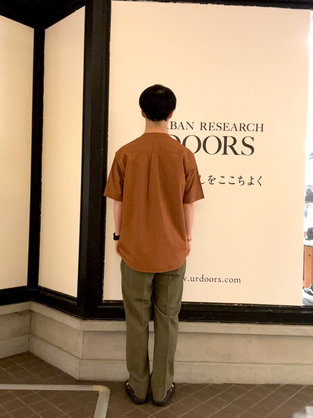 「最旬夏の快適スタイル、最旬夏のお出掛けコーデ、アースカラー、バンドカラーシャツ、サンダル、oofos、シャツスタイル、シャツコーデ、シャツ好き集まれ、スラックス、スラックスパンツ」｜「URBAN RESEARCH DOORSのL/T タイプライター バンドカラーシャツ（シャツ/ブラウス、ブラウン系）」を使った、りくとさん（メンズ・170cm）の夏コーディネートの3枚目の写真