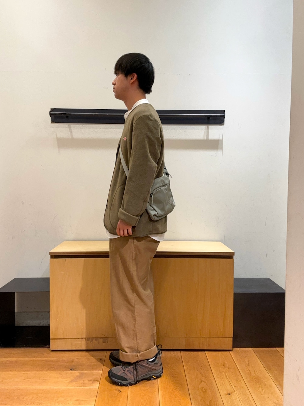 「秋冬コーデ、秋冬、冬コーデ、冬アウター、アウター、フリース、白シャツ、シャツスタイル、シャツ、チノパン、トレッキングシューズ、バッグ」｜「URBAN RESEARCH DOORSの裏起毛オックスバンドカラーシャツ（シャツ/ブラウス、ホワイト系）」を使った、りくとさん（メンズ・170cm）の秋コーディネートの2枚目の写真