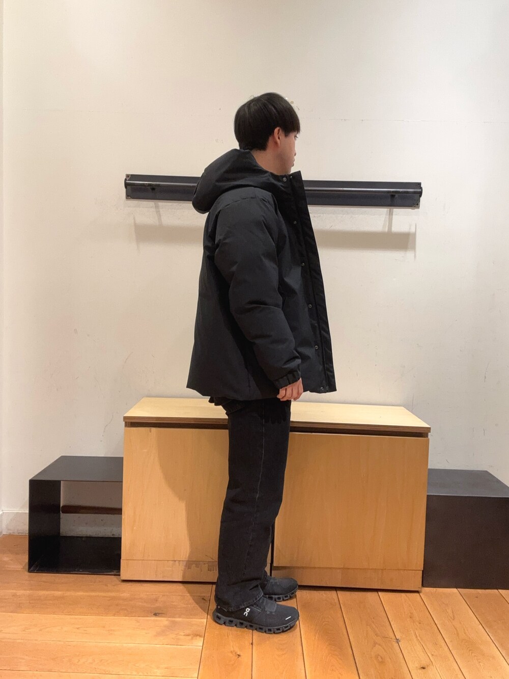「ダウンで作る大人コーデ、ダウン、ダウンジャケット、ダウンコーデ、カーディガン、カーディガンコーデ、シャツ、シャツスタイル、バンドカラーシャツ、スニーカー、スニーカーコーデ、スニーカースタイル、カジュアル、カジュアルコーデ、カジュアルスタイル」｜「Levi'sのLevi’s　565 97 LOOSE STRAIGHT（デニムパンツ、ブラック系）」を使った、りくとさん（メンズ・170cm）の冬コーディネートの3枚目の写真