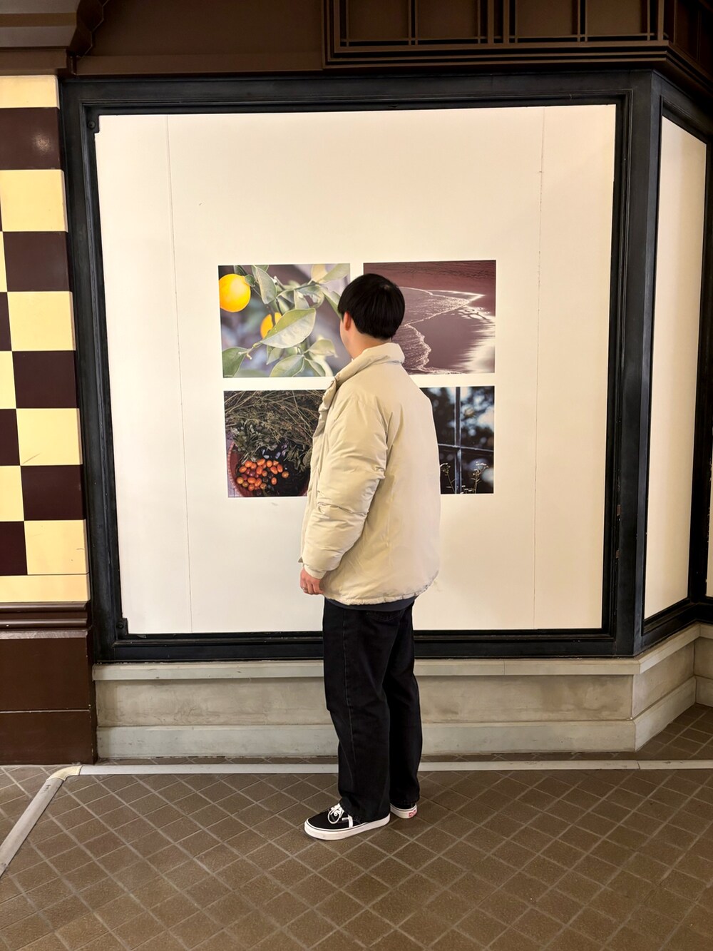 「シンプルコーデ、お出かけコーデ、休日コーデ、大人カジュアル、冬、シンプルスタイル、冬のコーデ、ニットポロシャツ、ポロシャツ、ポロシャツコーデ、カーディガン、カーディガンコーデ、デニム、デニムパンツ、スニーカー」｜「URBAN RESEARCH DOORSの『UR TECH 200日ニット』1ツ釦カーディガン（カーディガン/ボレロ、ブルー系）」を使った、りくとさん（メンズ・170cm）の冬コーディネートの2枚目の写真