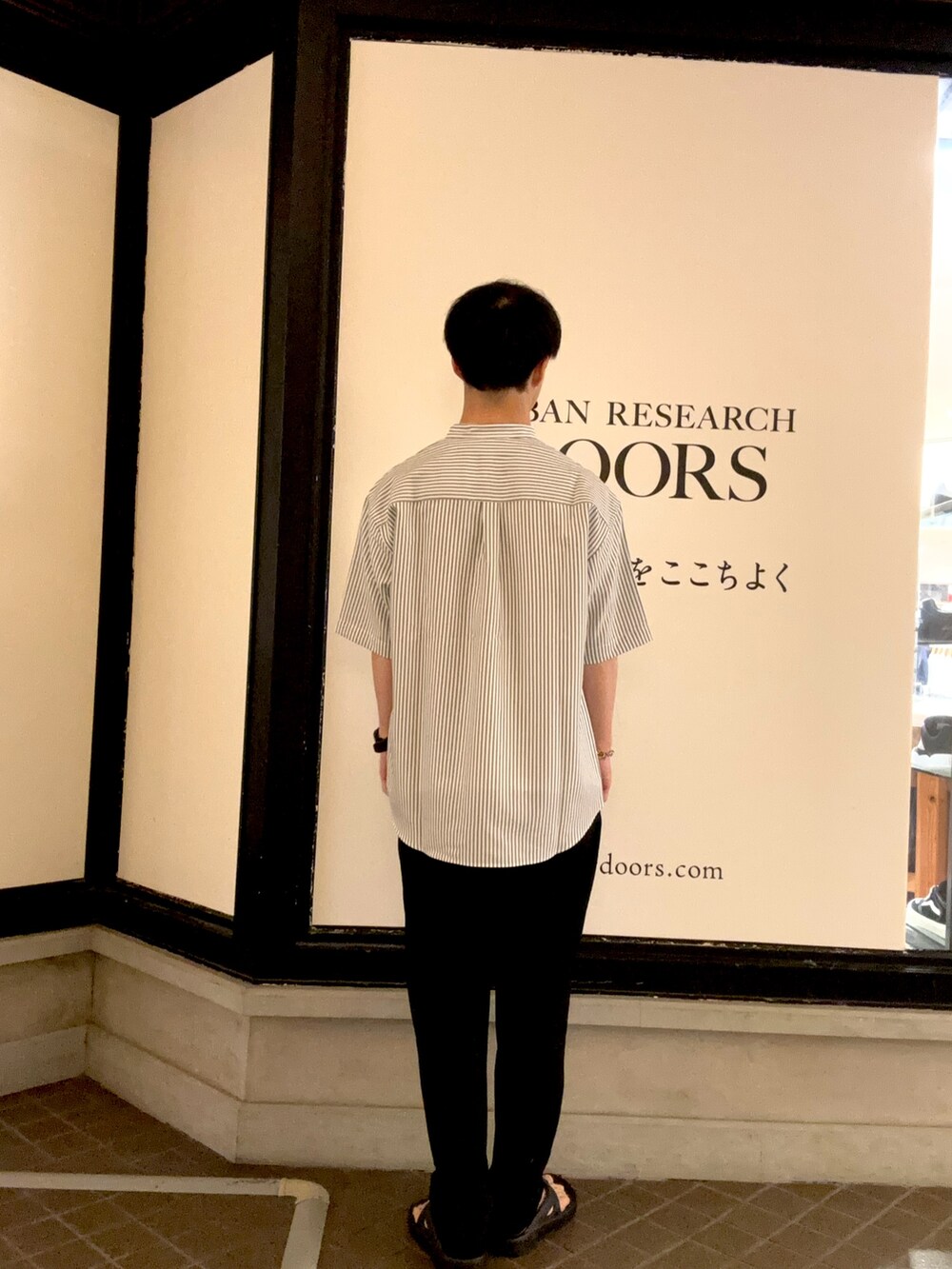 「最旬夏の快適スタイル、最旬夏のお出掛けコーデ、ストライプシャツ、シャツスタイル、シャツコーデ、バンドカラーシャツ、サンダル、サンダルコーデ、サマースタイル」｜「URBAN RESEARCH DOORSの『XLサイズ/WEB限定』『吸水速乾』セオアルファバンドカラーショートスリーブ シャツ（シャツ/ブラウス、グリーン系）」を使った、りくとさん（メンズ・170cm）の夏コーディネートの3枚目の写真