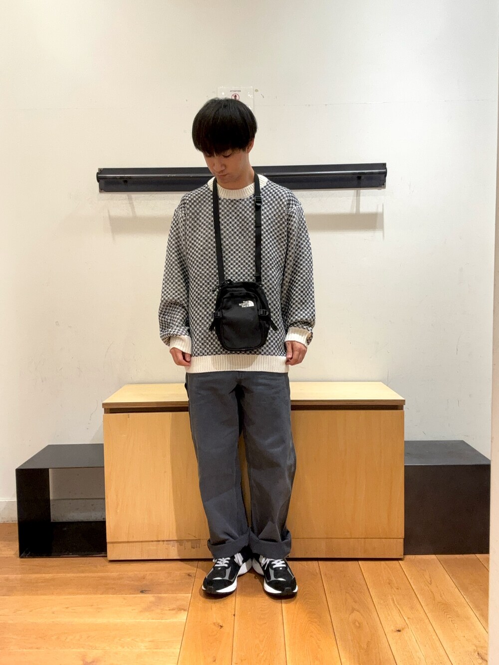 「秋冬コーデ、秋冬、秋コーデ、秋のコーデ、アウター、冬アウター、セットアップ、セットアップスタイル、ニット、スニーカー、バッグ」｜「URBAN RESEARCH DOORSの変形バーズアイニットプルオーバー（ニット/セーター、ホワイト系）」を使った、りくとさん（メンズ・170cm）の秋コーディネートの4枚目の写真