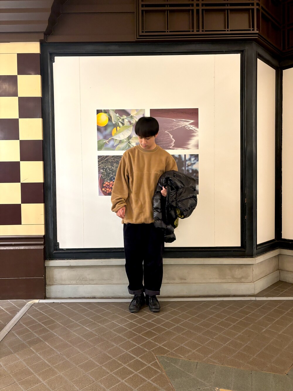 「ダウンで作る大人コーデ、秋冬コーデ、アウター、冬アウター、冬コーデ、EKAL、カジュアル、カジュアルコーデ、フリース、ダウンジャケット、コーデュロイ、コーデュロイパンツ、ナンガ」｜「NANGAの『別注』NANGA×EKAL　クラシックダウンジャケット（ダウンジャケット/コート、ブラック系）」を使った、りくとさん（メンズ・170cm）の冬コーディネートの4枚目の写真