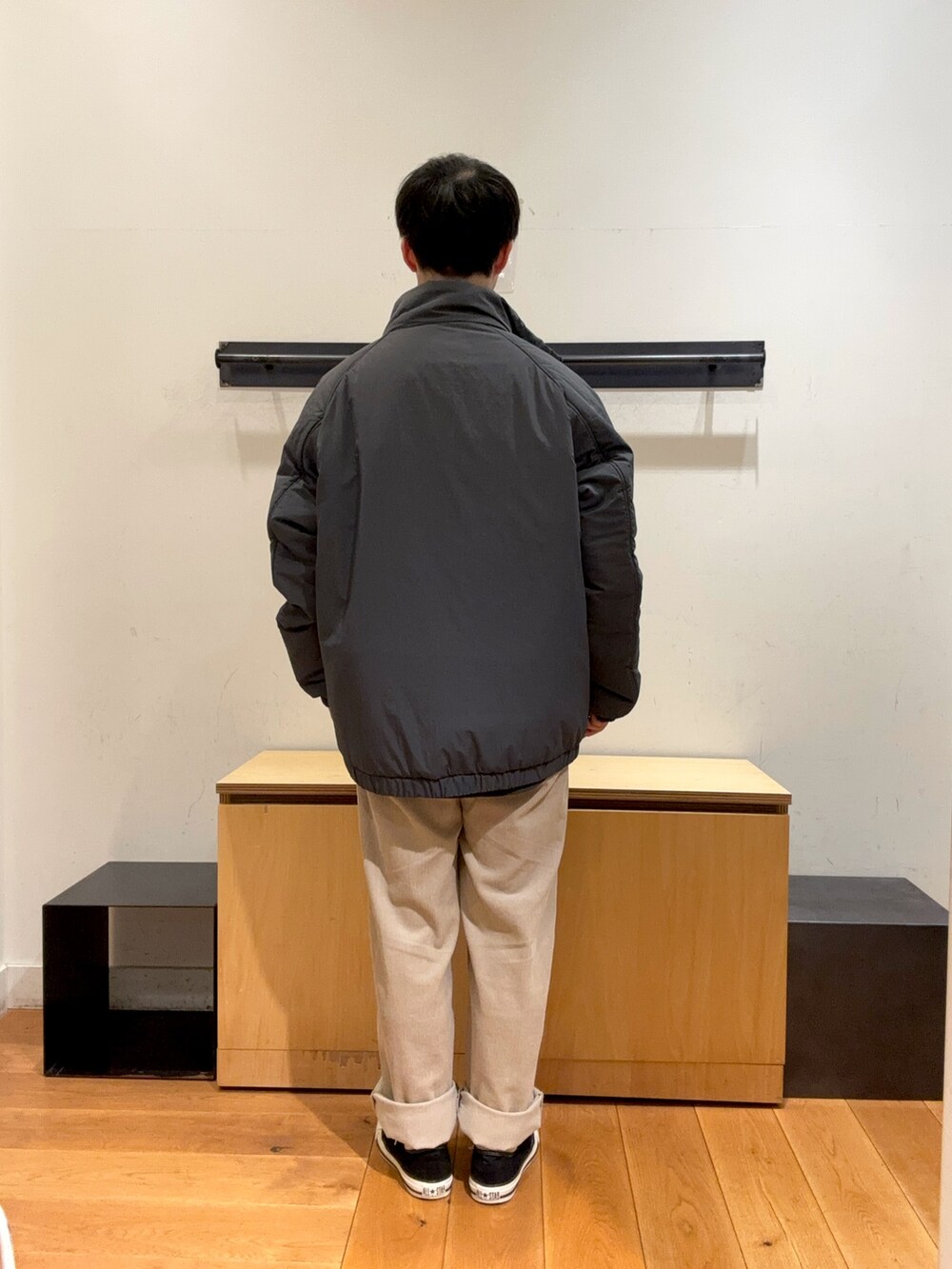 「秋から冬へスイッチコーデ、最旬アウターコーデ、秋冬コーデ、秋冬、カジュアル、カジュアルコーデ、シャツスタイル、コーデュロイパンツ、コーデュロイ、スニーカー、バッグ、中綿ジャケット、ダウン」｜「URBAN RESEARCH DOORSのPRIMALOFT中綿ブルゾン（ブルゾン、グレー系）」を使った、りくとさん（メンズ・170cm）の秋コーディネートの3枚目の写真