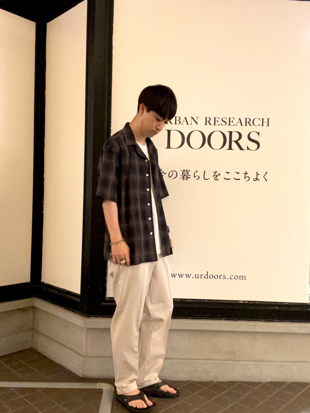「最旬夏のお出掛けコーデ、最旬夏の快適スタイル、チェックシャツ、チェック、白パンツ、サンダル、oofos、夏コーデ、夏、サマースタイル、サマーコーデ」｜「URBAN RESEARCH DOORSのTRツイルテーパードトラウザー（その他パンツ、ベージュ系）」を使った、りくとさん（メンズ・170cm）の夏コーディネートの2枚目の写真